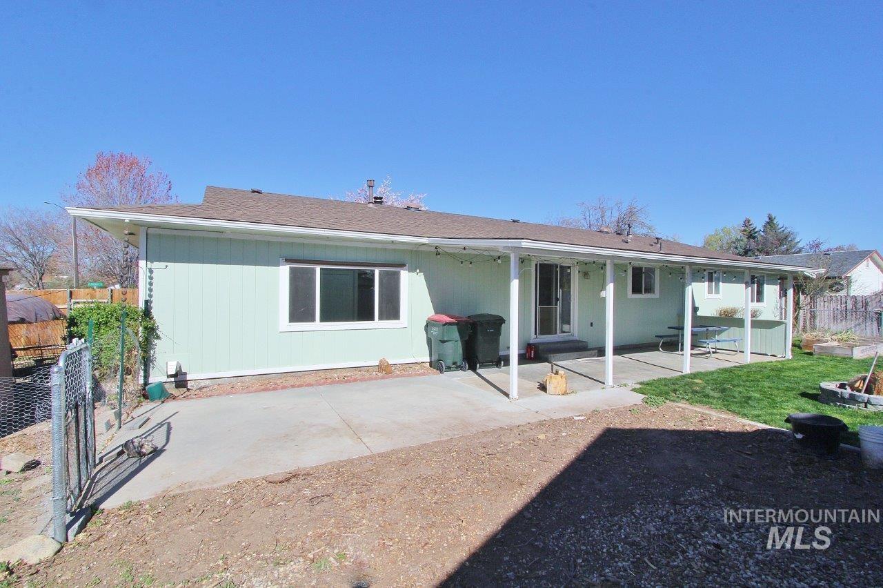 2206 N Galway Dr, Meridian, Idaho 83646-1620, 3 Bedrooms, 3 Bathrooms, Residential For Sale, Price $335,000,MLS 98980760
