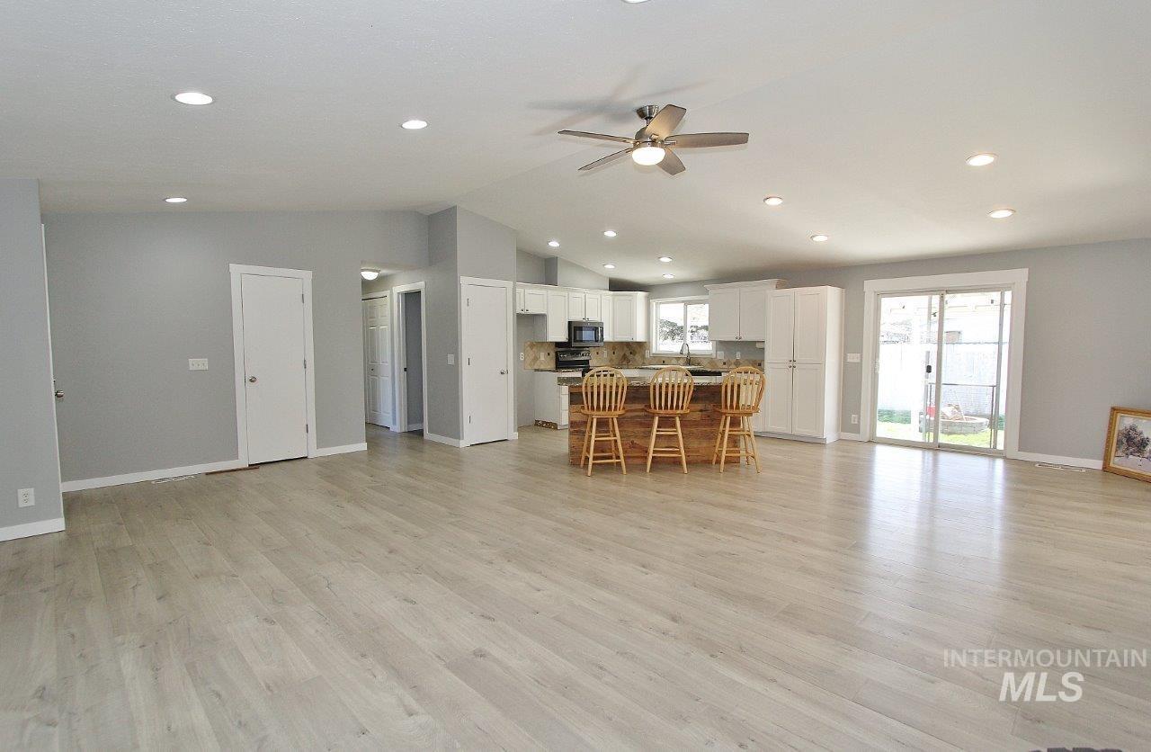 2206 N Galway Dr, Meridian, Idaho 83646-1620, 3 Bedrooms, 3 Bathrooms, Residential For Sale, Price $335,000,MLS 98980760