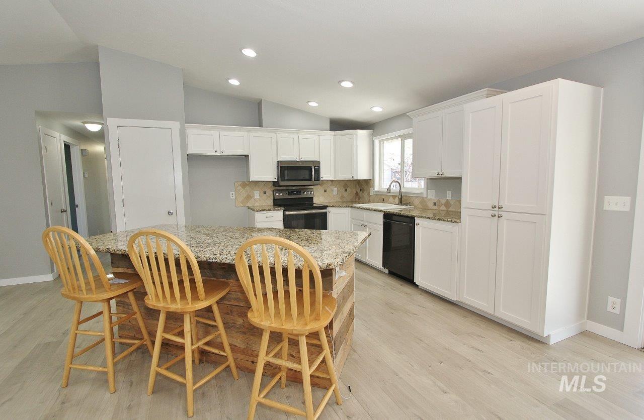 2206 N Galway Dr, Meridian, Idaho 83646-1620, 3 Bedrooms, 3 Bathrooms, Residential For Sale, Price $335,000,MLS 98980760