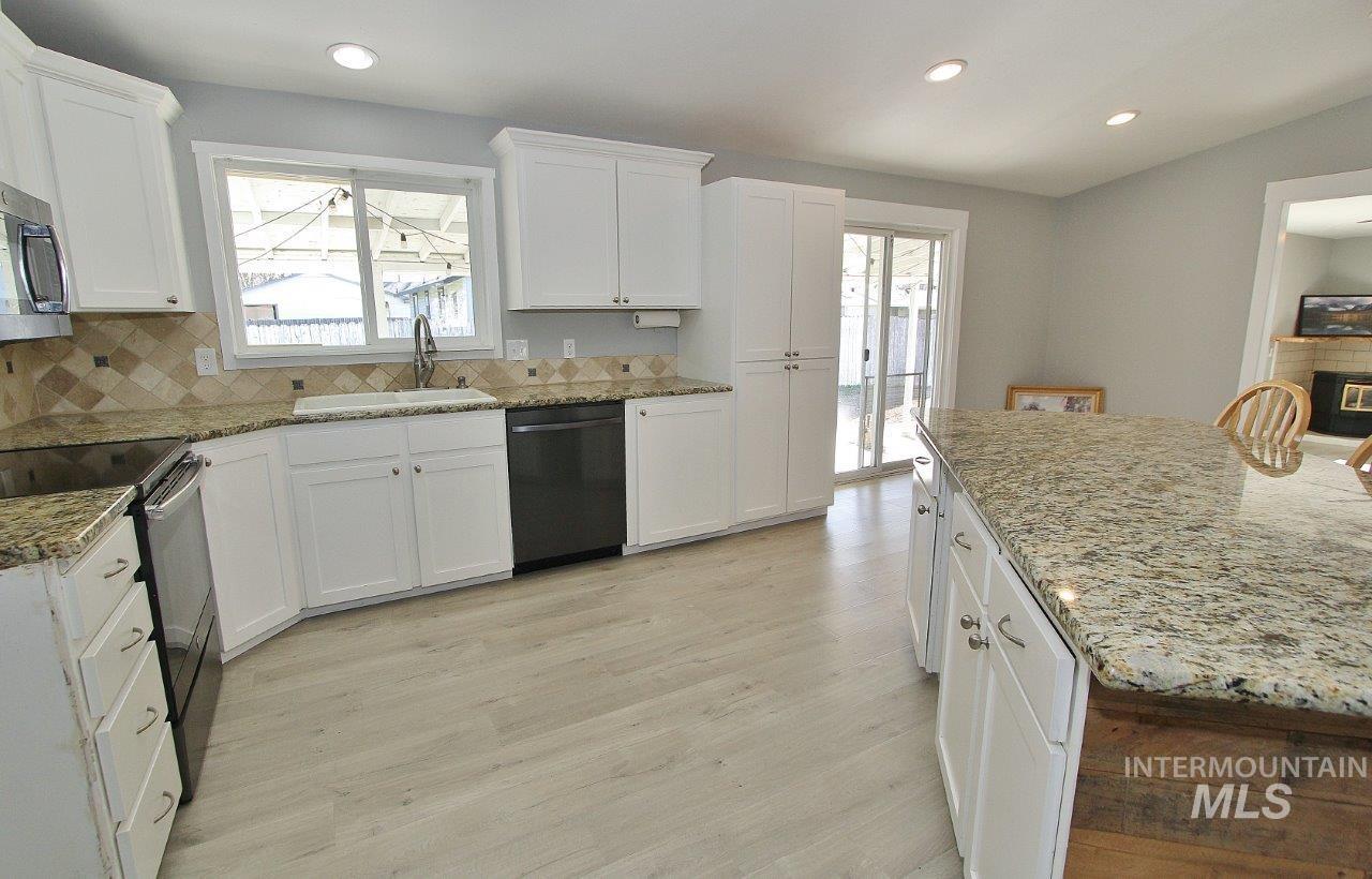 2206 N Galway Dr, Meridian, Idaho 83646-1620, 3 Bedrooms, 3 Bathrooms, Residential For Sale, Price $335,000,MLS 98980760