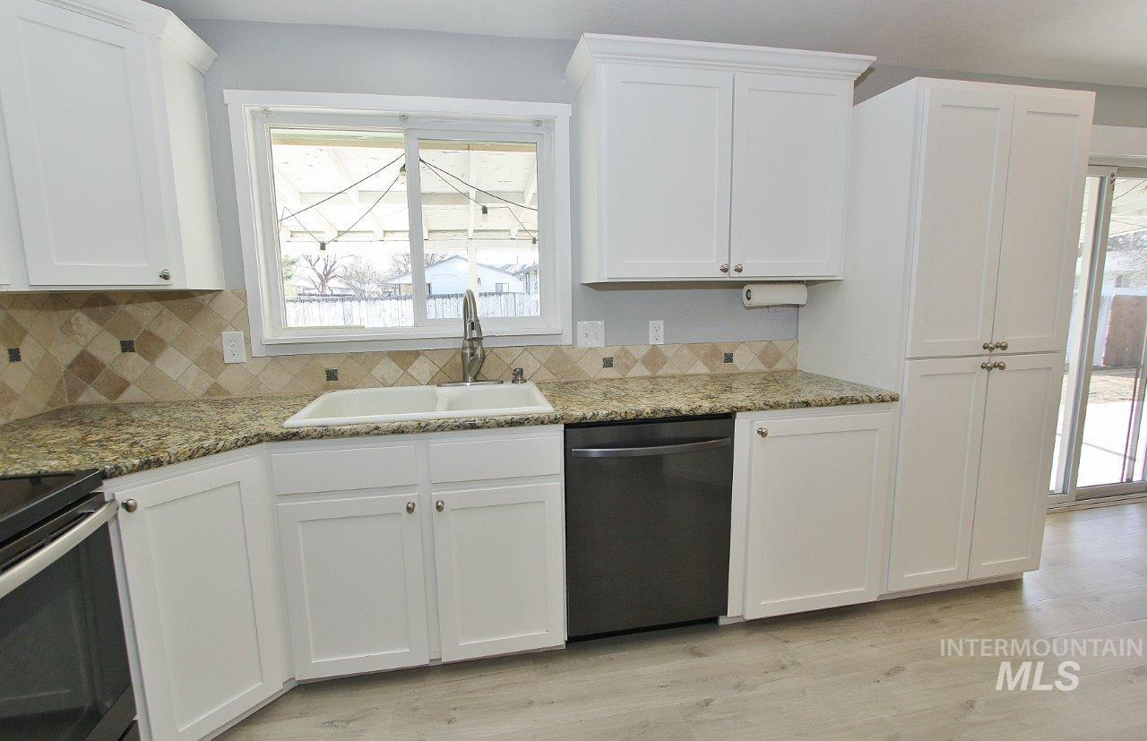 2206 N Galway Dr, Meridian, Idaho 83646-1620, 3 Bedrooms, 3 Bathrooms, Residential For Sale, Price $335,000,MLS 98980760