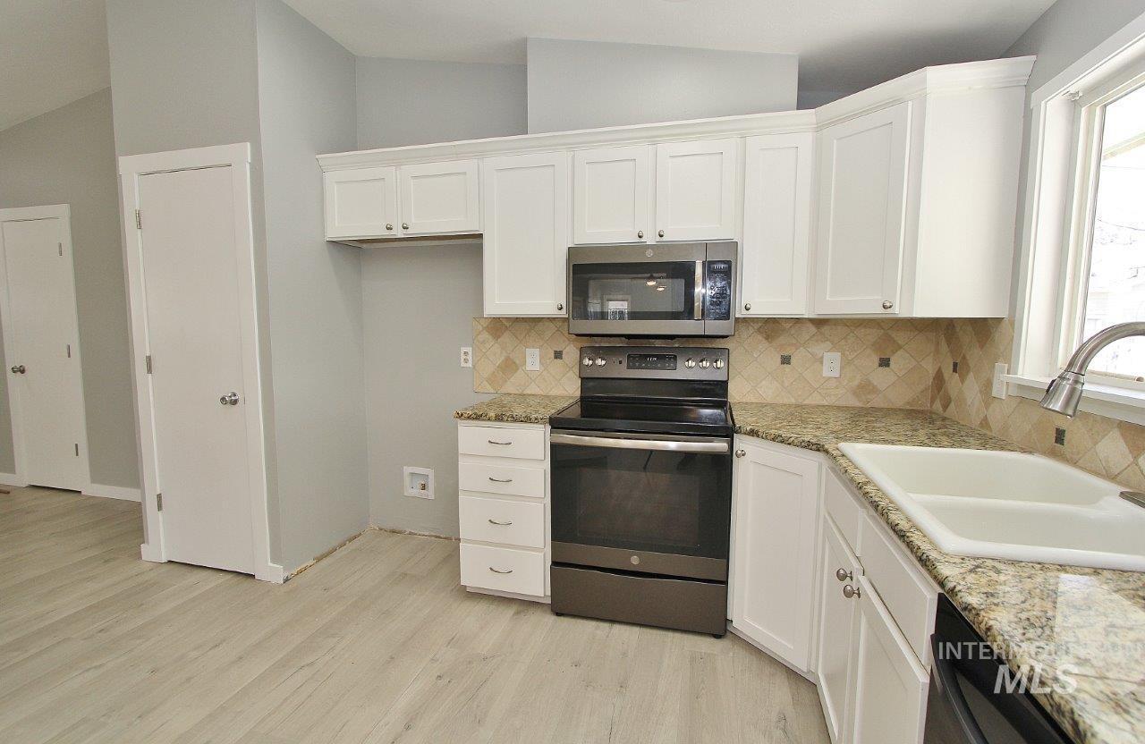 2206 N Galway Dr, Meridian, Idaho 83646-1620, 3 Bedrooms, 3 Bathrooms, Residential For Sale, Price $335,000,MLS 98980760