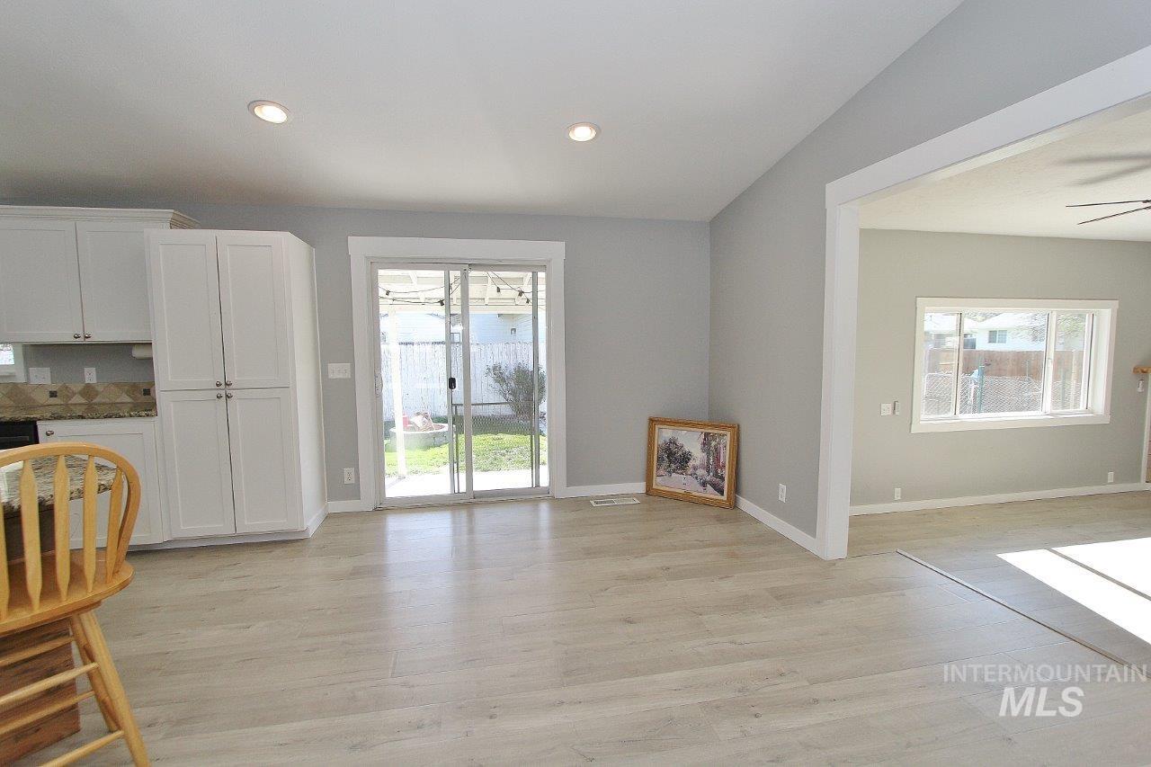 2206 N Galway Dr, Meridian, Idaho 83646-1620, 3 Bedrooms, 3 Bathrooms, Residential For Sale, Price $335,000,MLS 98980760