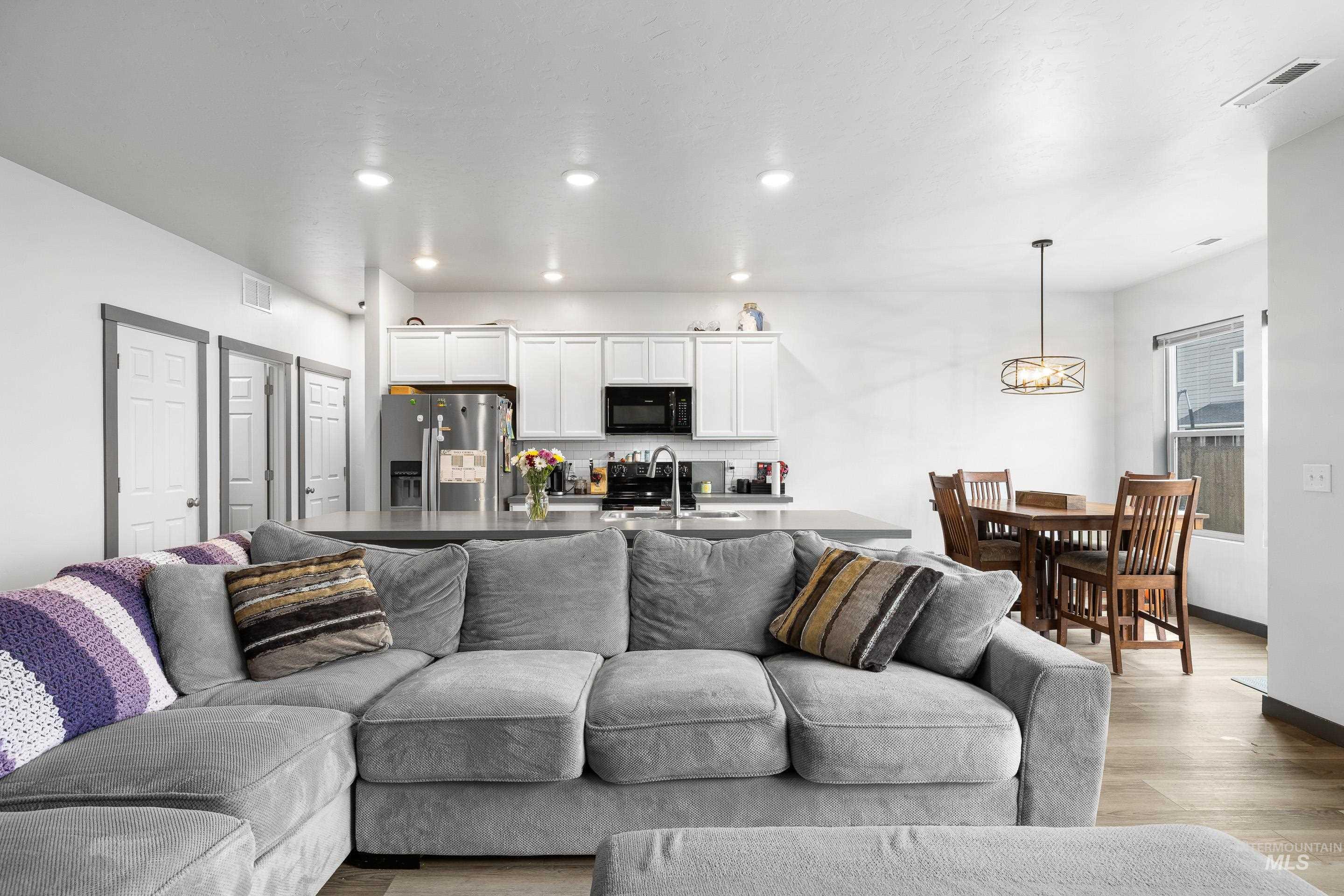 1655 SW Accipiter Pl, Mountain Home, Idaho 83647, 4 Bedrooms, 2 Bathrooms, Residential For Sale, Price $380,000,MLS 98980764