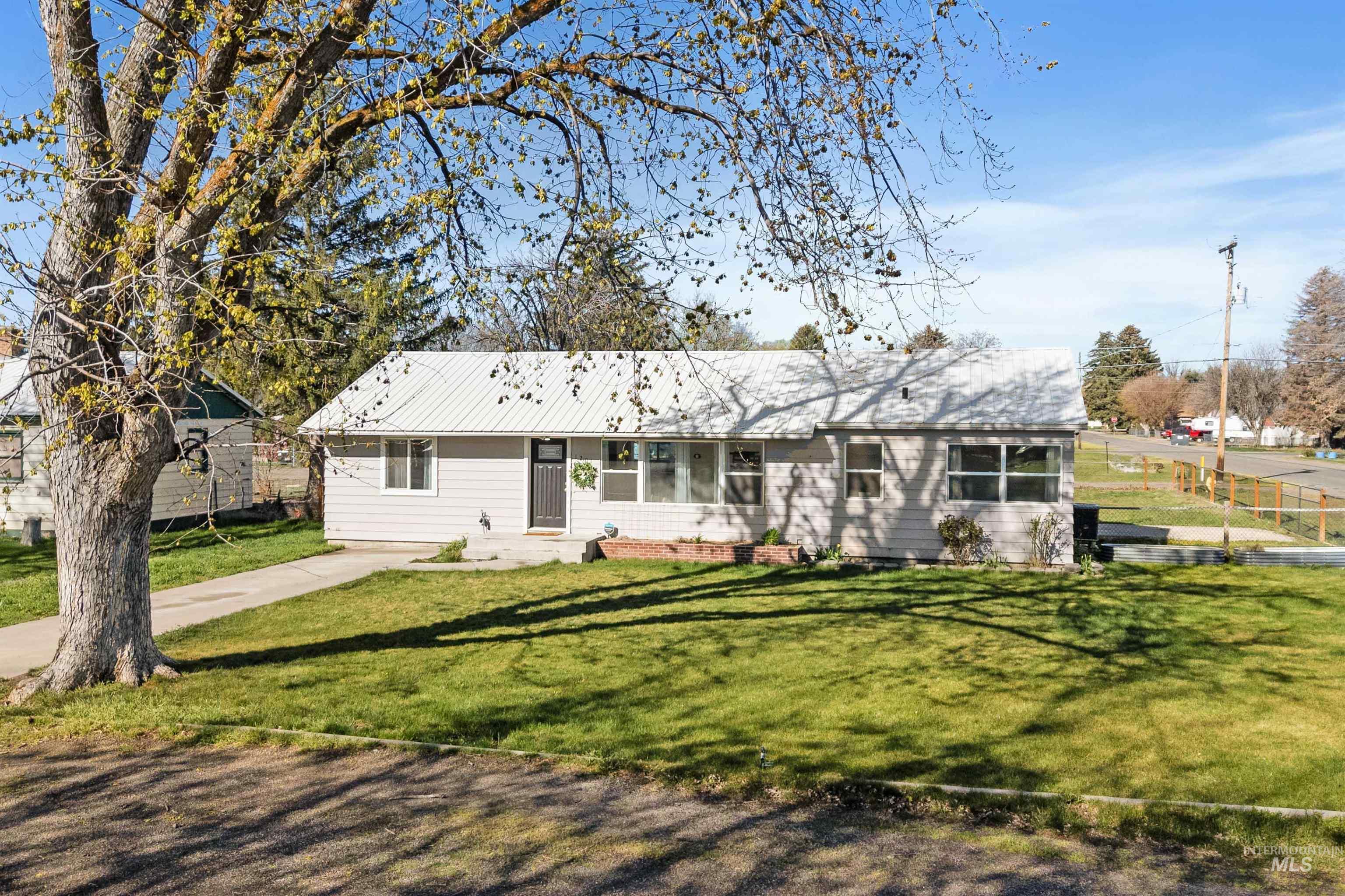 1201 California St, Gooding, Idaho 83330, 4 Bedrooms, 2 Bathrooms, Residential For Sale, Price $319,000, 98980784