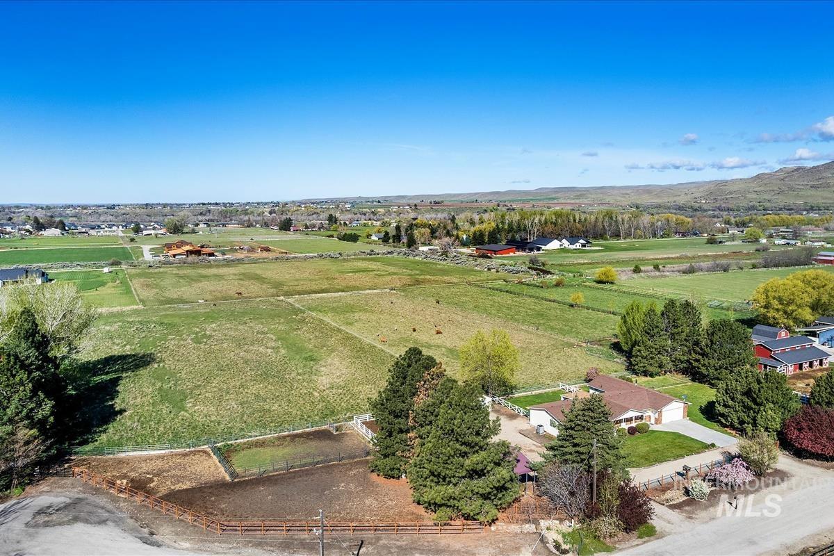 2439 Julie Ave, Emmett, Idaho 83617-9562, 4 Bedrooms, 3 Bathrooms, Residential For Sale, Price $879,900, 98980790