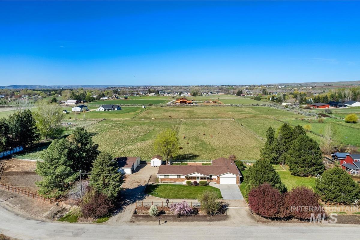 2439 Julie Ave, Emmett, Idaho 83617-9562, 4 Bedrooms, 3 Bathrooms, Residential For Sale, Price $879,900, 98980790