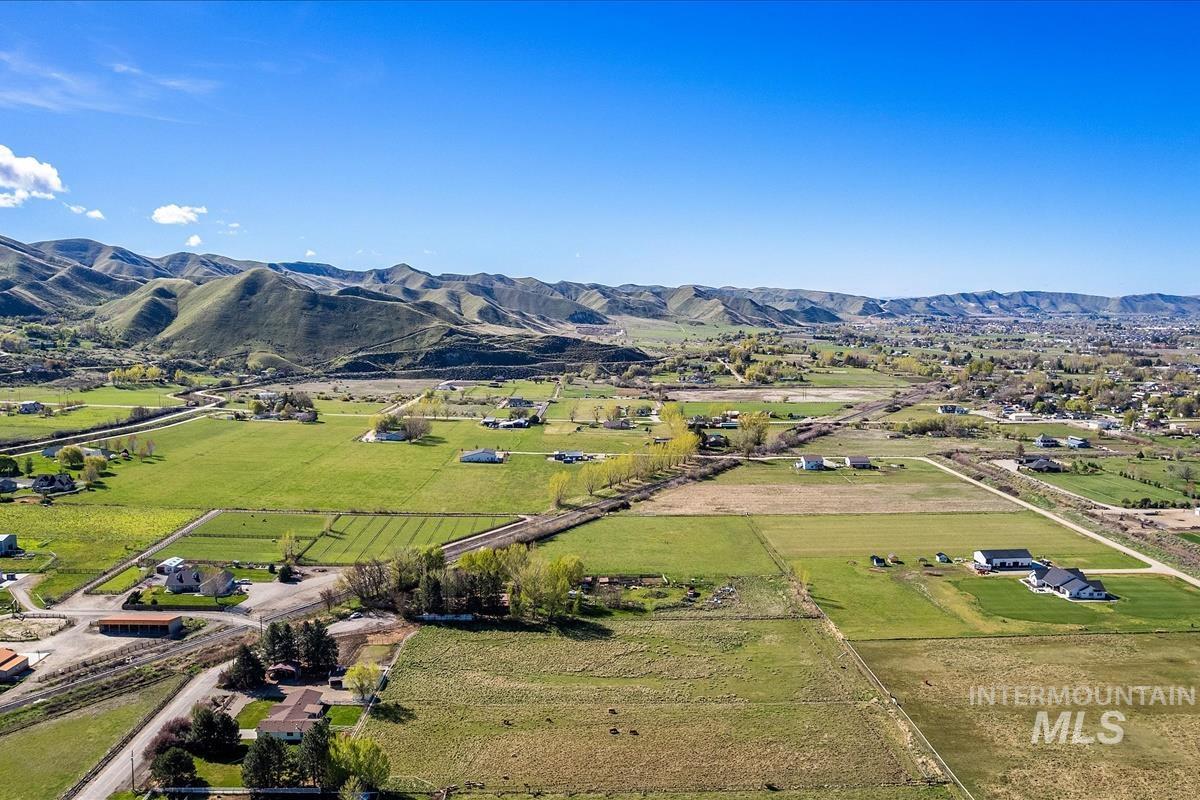 2439 Julie Ave, Emmett, Idaho 83617-9562, 4 Bedrooms, 3 Bathrooms, Residential For Sale, Price $879,900, 98980790