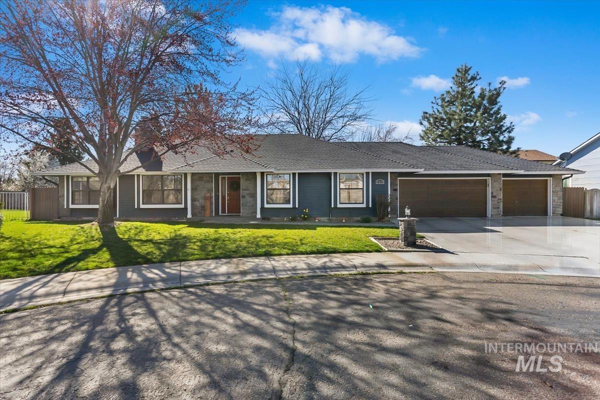 2840 N Camden Place, Boise, Idaho 83704, 3 Bedrooms, 2 Bathrooms, Residential For Sale, Price $460,000,MLS 98980820