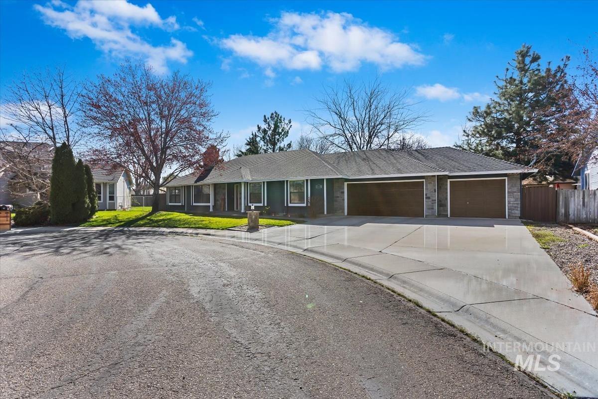 2840 N Camden Place, Boise, Idaho 83704, 3 Bedrooms, 2 Bathrooms, Residential For Sale, Price $460,000,MLS 98980820