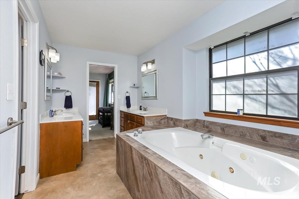 2840 N Camden Place, Boise, Idaho 83704, 3 Bedrooms, 2 Bathrooms, Residential For Sale, Price $460,000,MLS 98980820