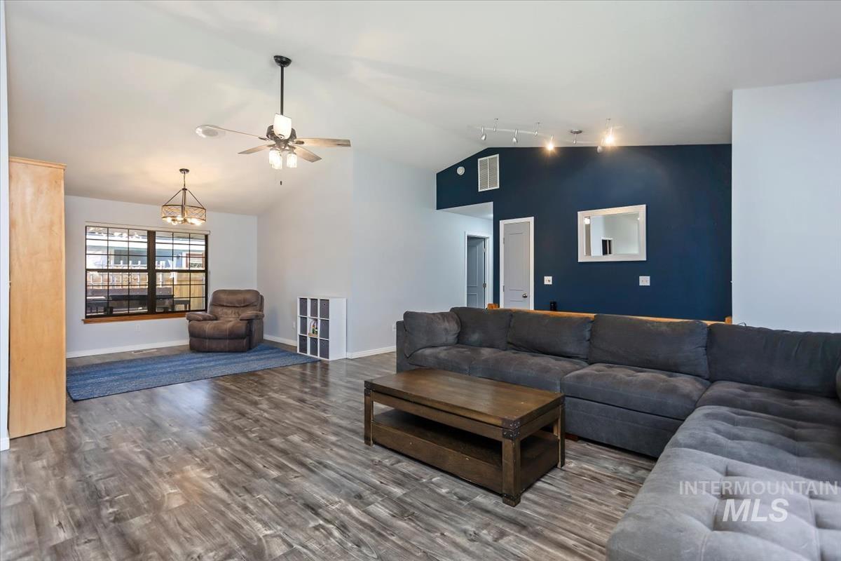 2840 N Camden Place, Boise, Idaho 83704, 3 Bedrooms, 2 Bathrooms, Residential For Sale, Price $460,000,MLS 98980820