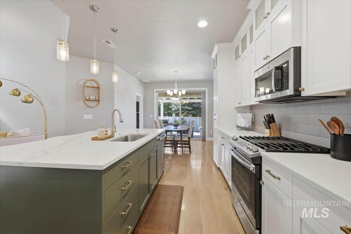 163 W Floating Feather Rd, Eagle, Idaho 83616, 3 Bedrooms, 2.5 Bathrooms, Residential For Sale, Price $684,900,MLS 98980828