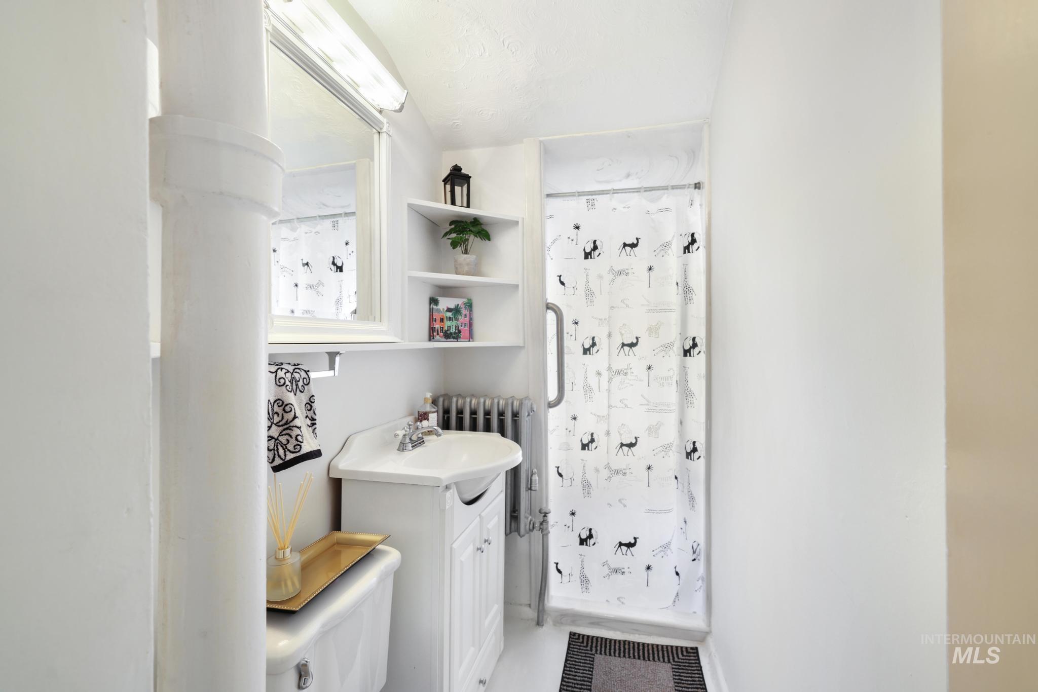 305 Madison St W, Kimberly, Idaho 83341, 5 Bedrooms, 2 Bathrooms, Residential For Sale, Price $349,500,MLS 98980837