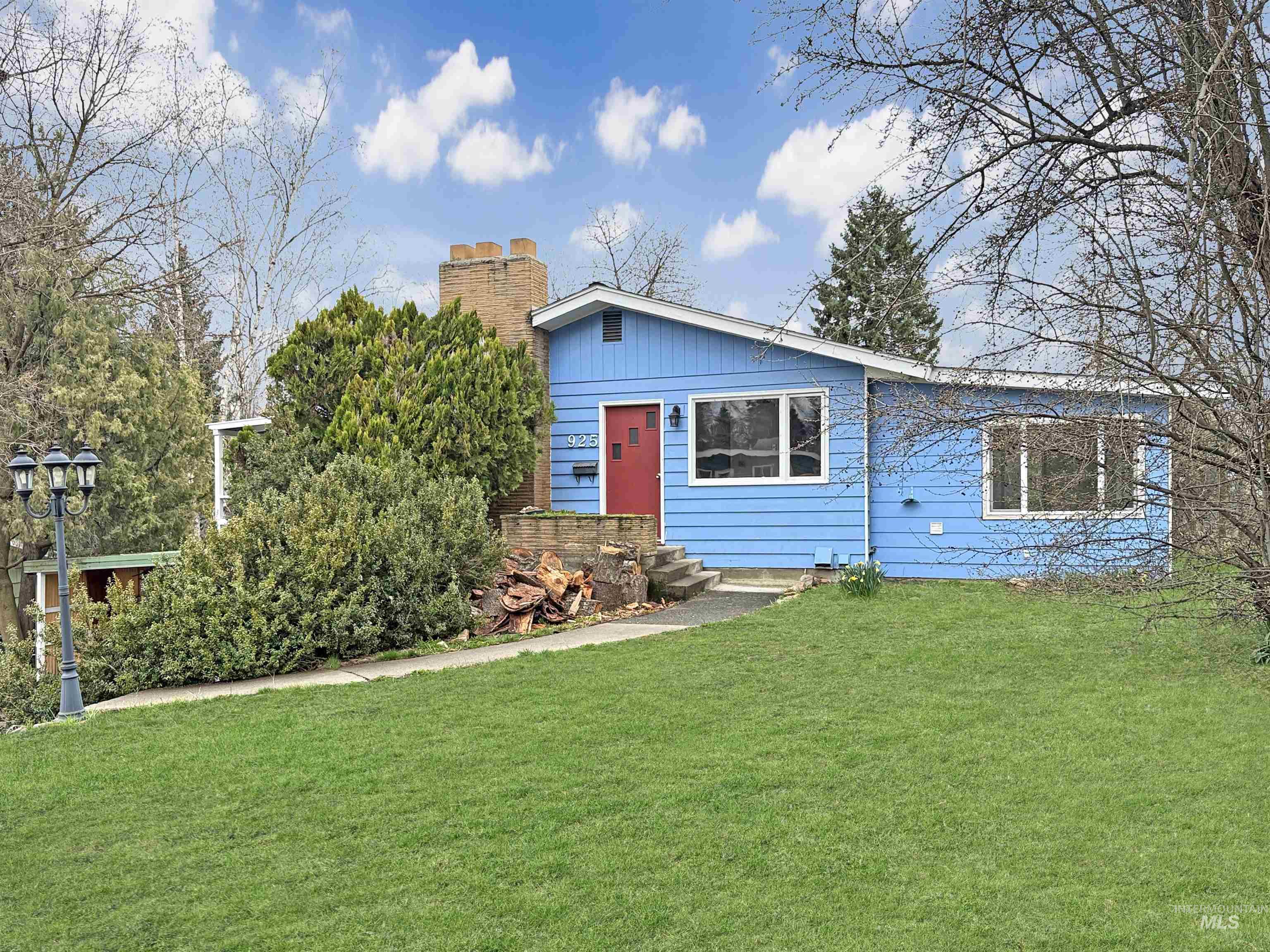 925-929 E 8th, Moscow, Idaho 83843, 3 Bedrooms, 1.5 Bathrooms, Residential Income For Sale, Price $435,000, 98980843