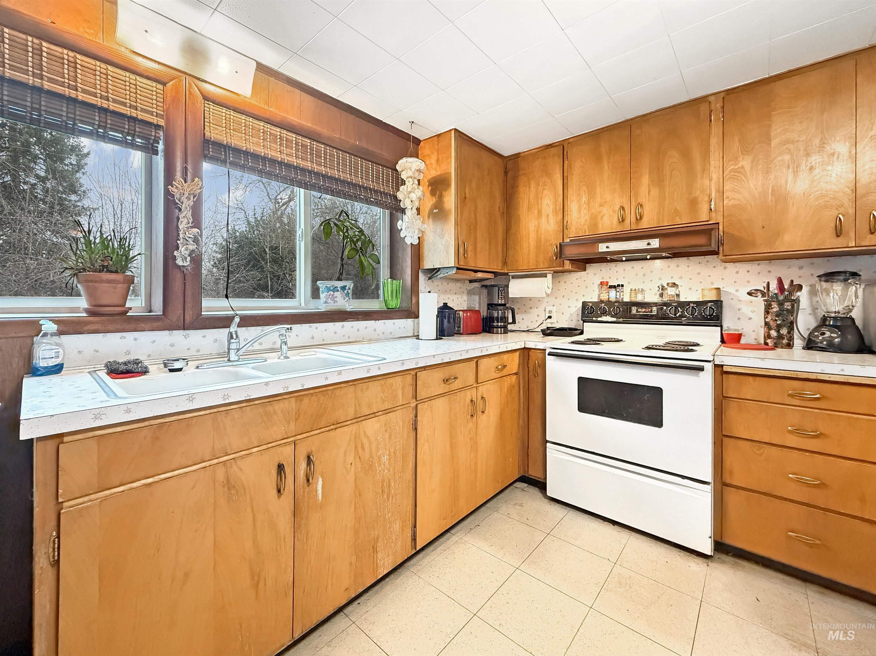 925-929 E 8th, Moscow, Idaho 83843, 3 Bedrooms, 1.5 Bathrooms, Residential Income For Sale, Price $435,000, 98980843