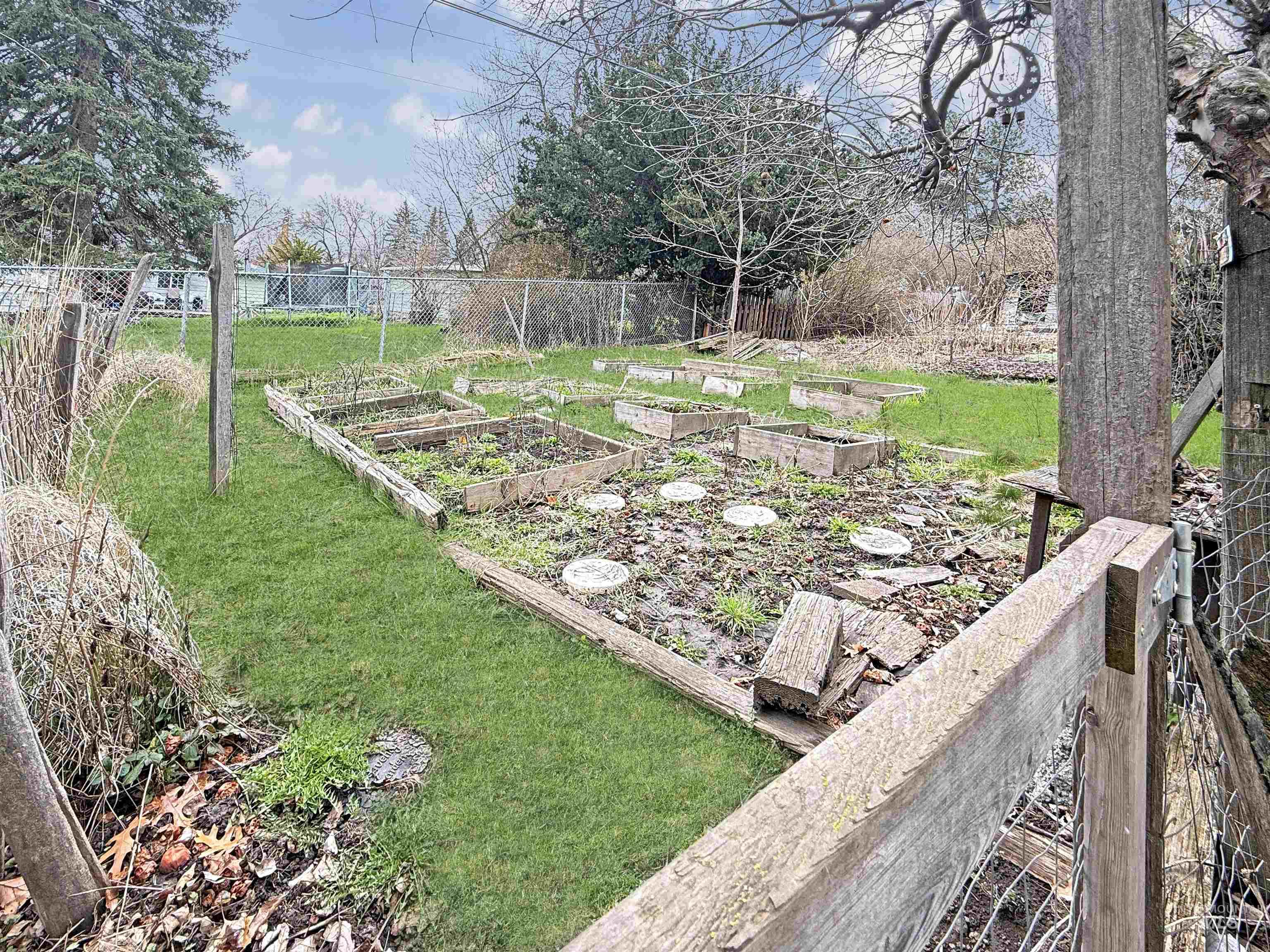 925-929 E 8th, Moscow, Idaho 83843, 3 Bedrooms, 1.5 Bathrooms, Residential Income For Sale, Price $435,000, 98980843