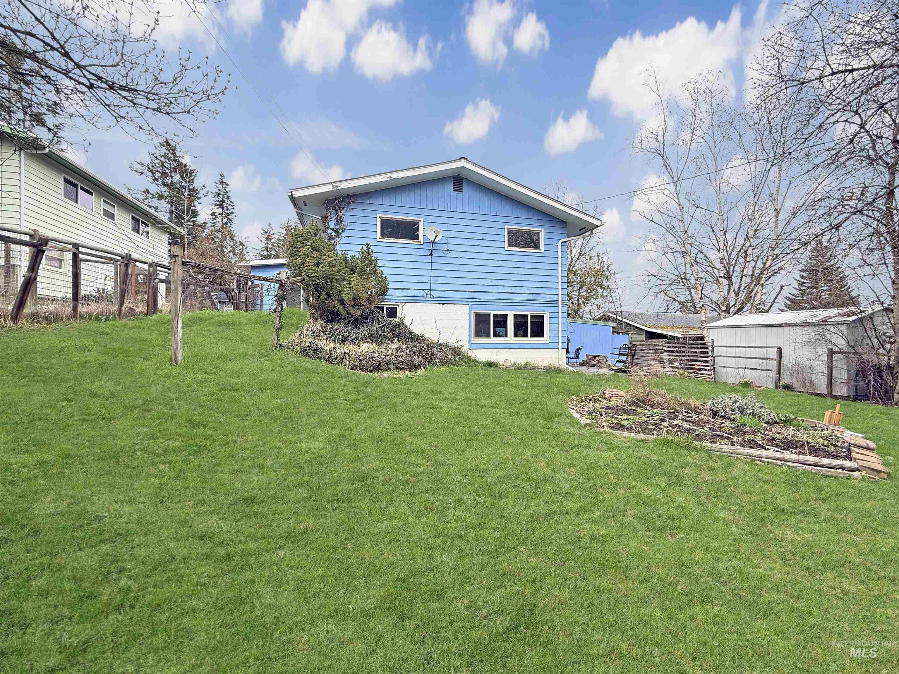 925-929 E 8th, Moscow, Idaho 83843, 3 Bedrooms, 1.5 Bathrooms, Residential Income For Sale, Price $435,000, 98980843