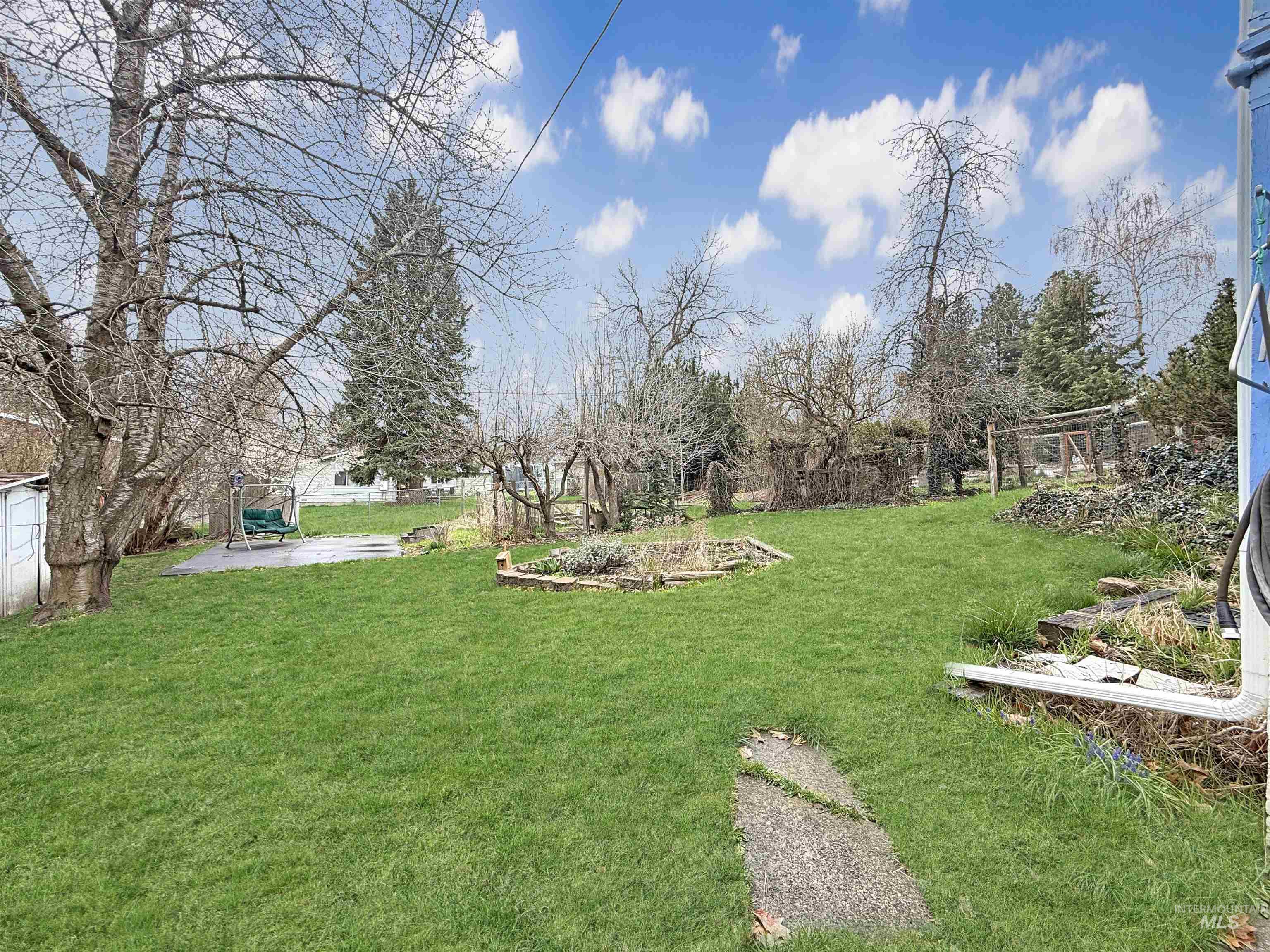 925-929 E 8th, Moscow, Idaho 83843, 3 Bedrooms, 1.5 Bathrooms, Residential Income For Sale, Price $435,000, 98980843