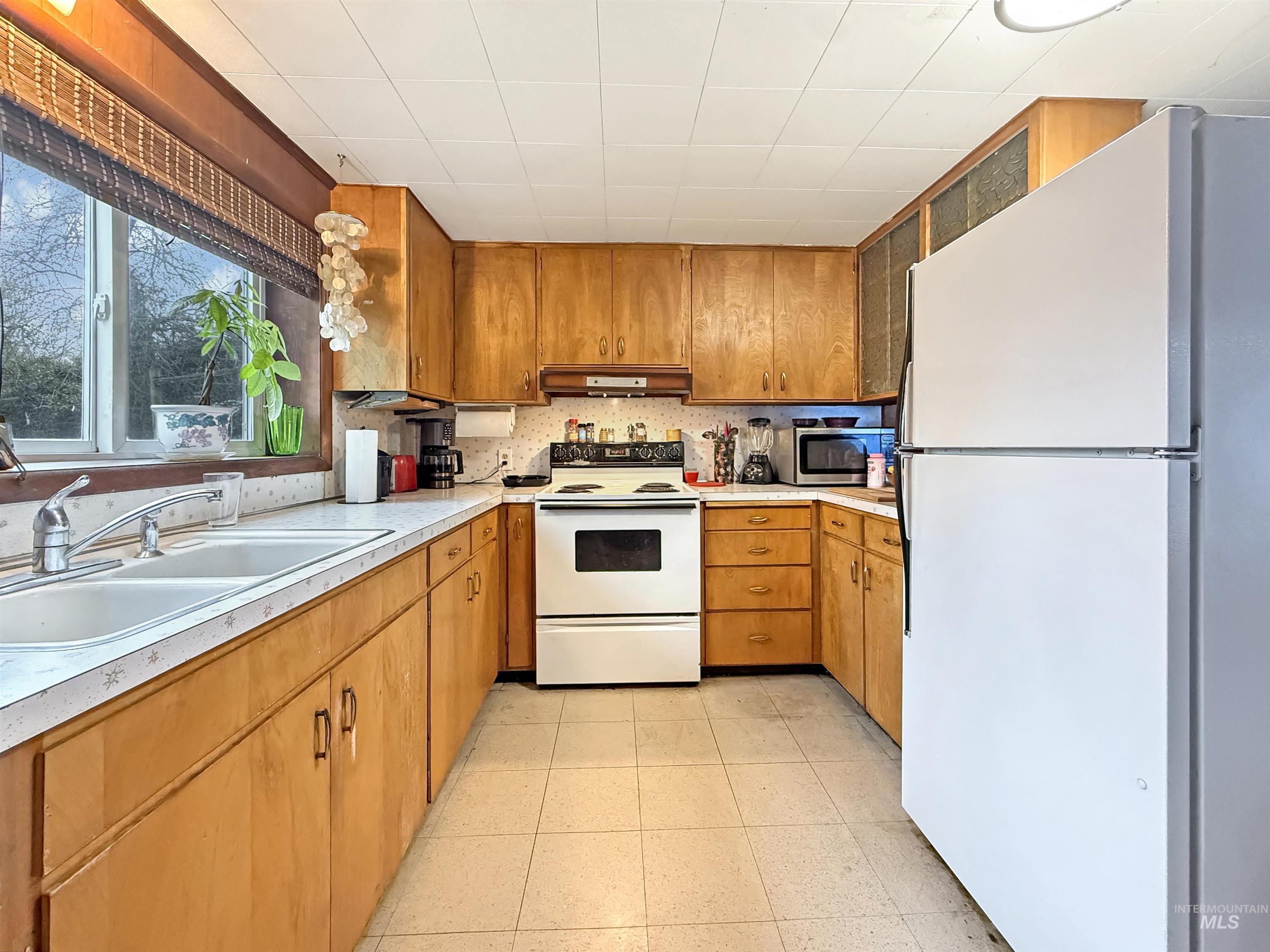 925 E 8th St., Moscow, Idaho 83843, 4 Bedrooms, 2.5 Bathrooms, Residential For Sale, Price $435,000,MLS 98980846