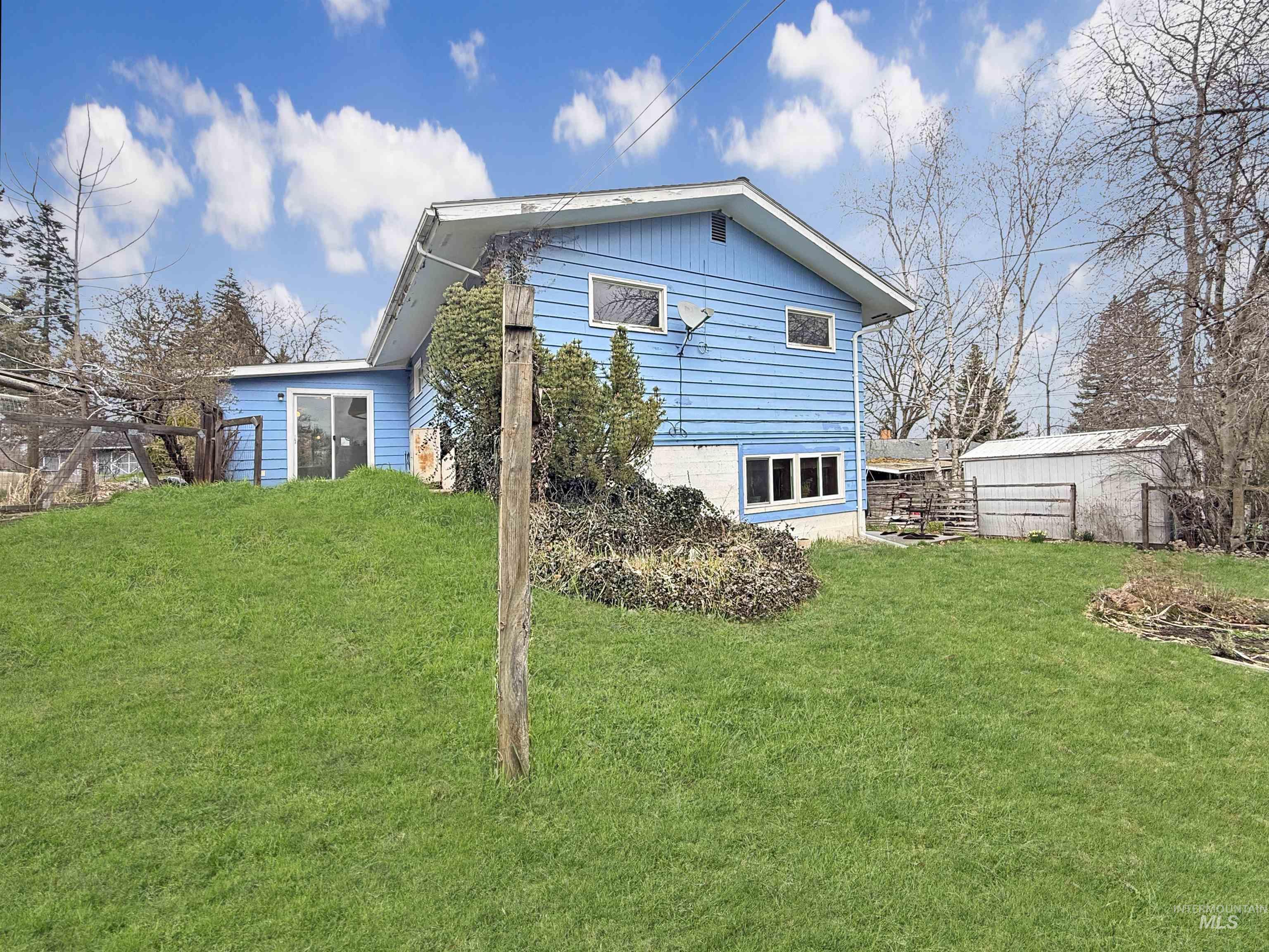 925 E 8th St., Moscow, Idaho 83843, 4 Bedrooms, 2.5 Bathrooms, Residential For Sale, Price $435,000,MLS 98980846