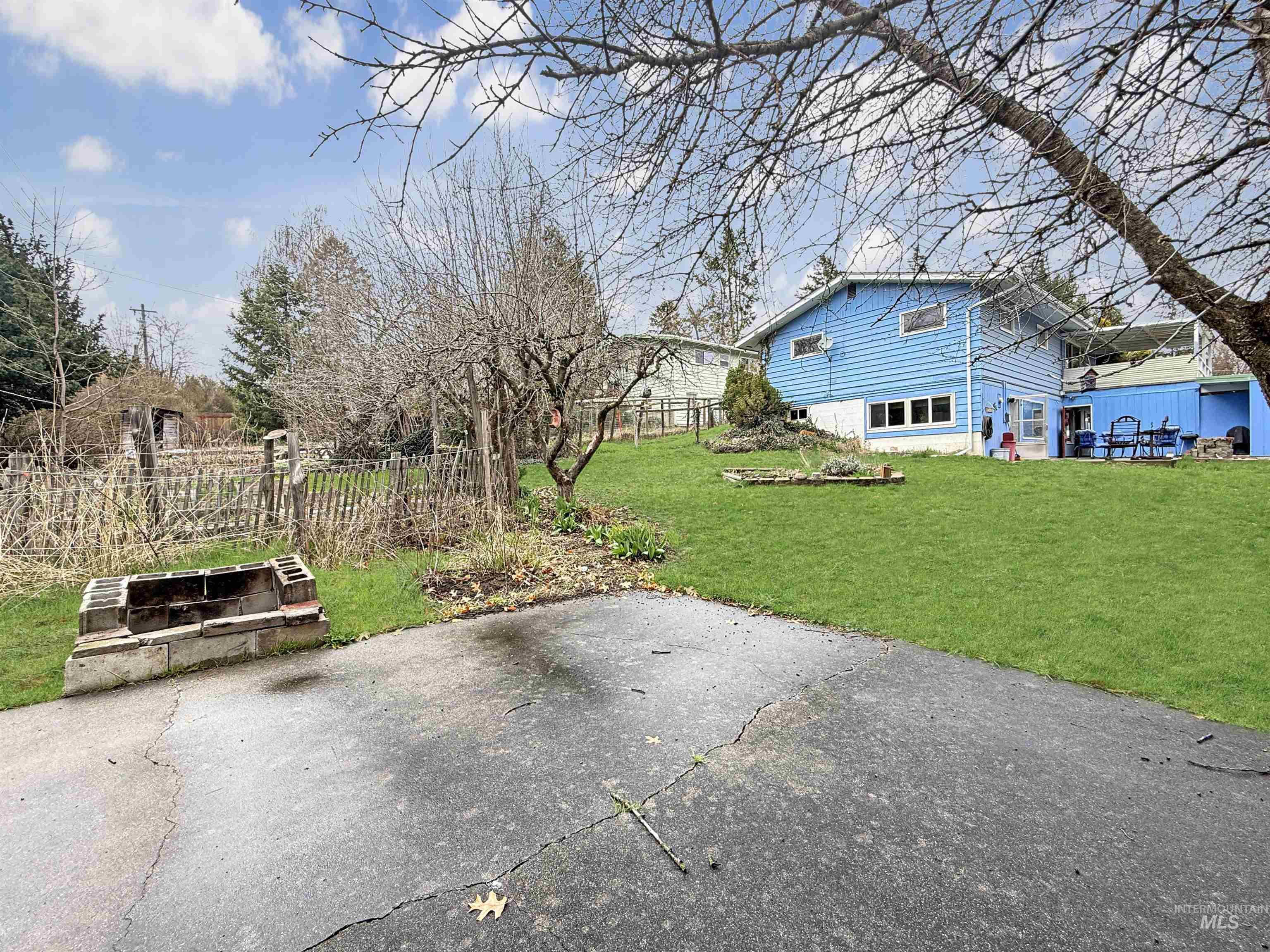 925 E 8th St., Moscow, Idaho 83843, 4 Bedrooms, 2.5 Bathrooms, Residential For Sale, Price $435,000,MLS 98980846