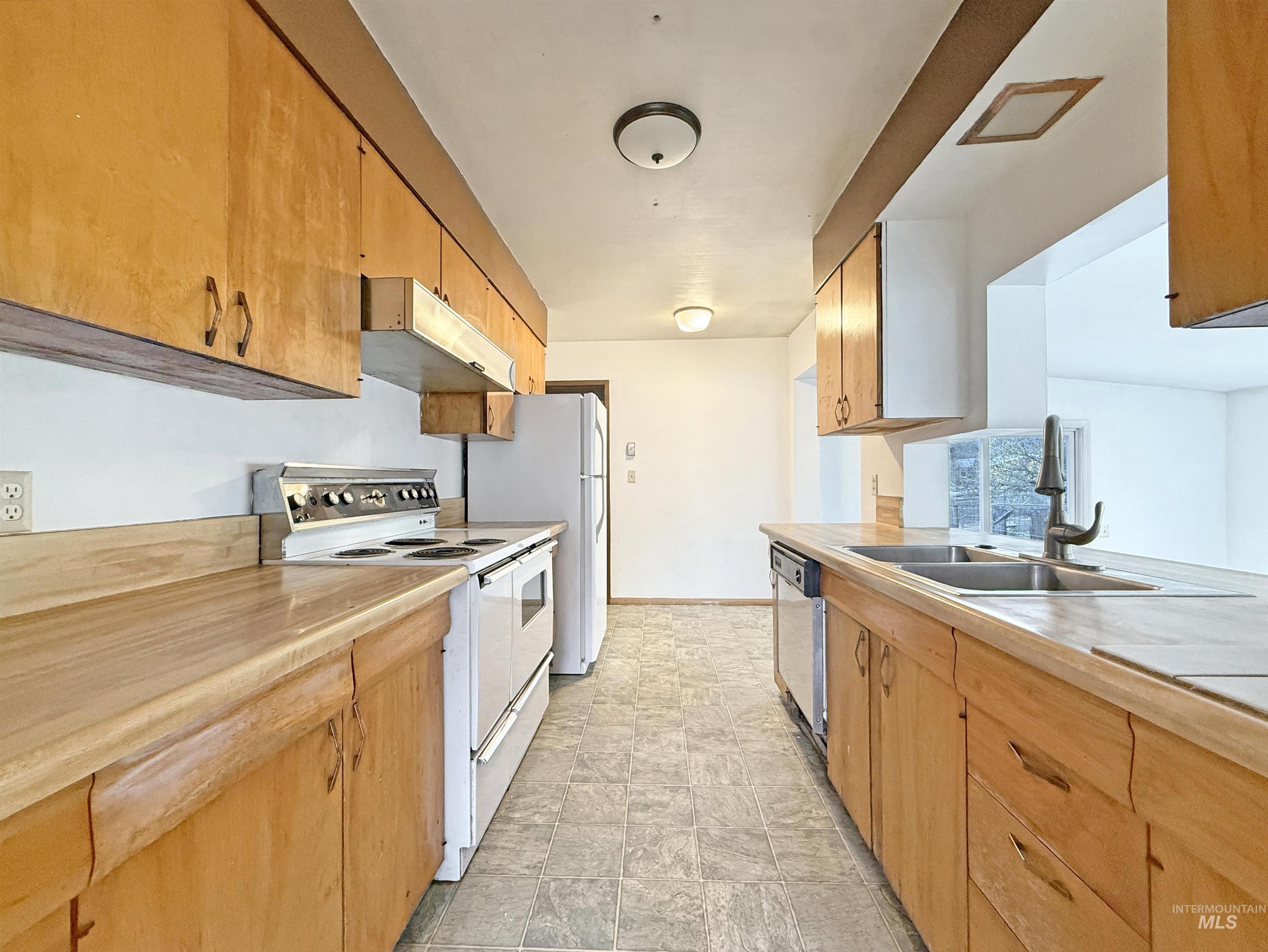 925 E 8th St., Moscow, Idaho 83843, 4 Bedrooms, 2.5 Bathrooms, Residential For Sale, Price $435,000,MLS 98980846