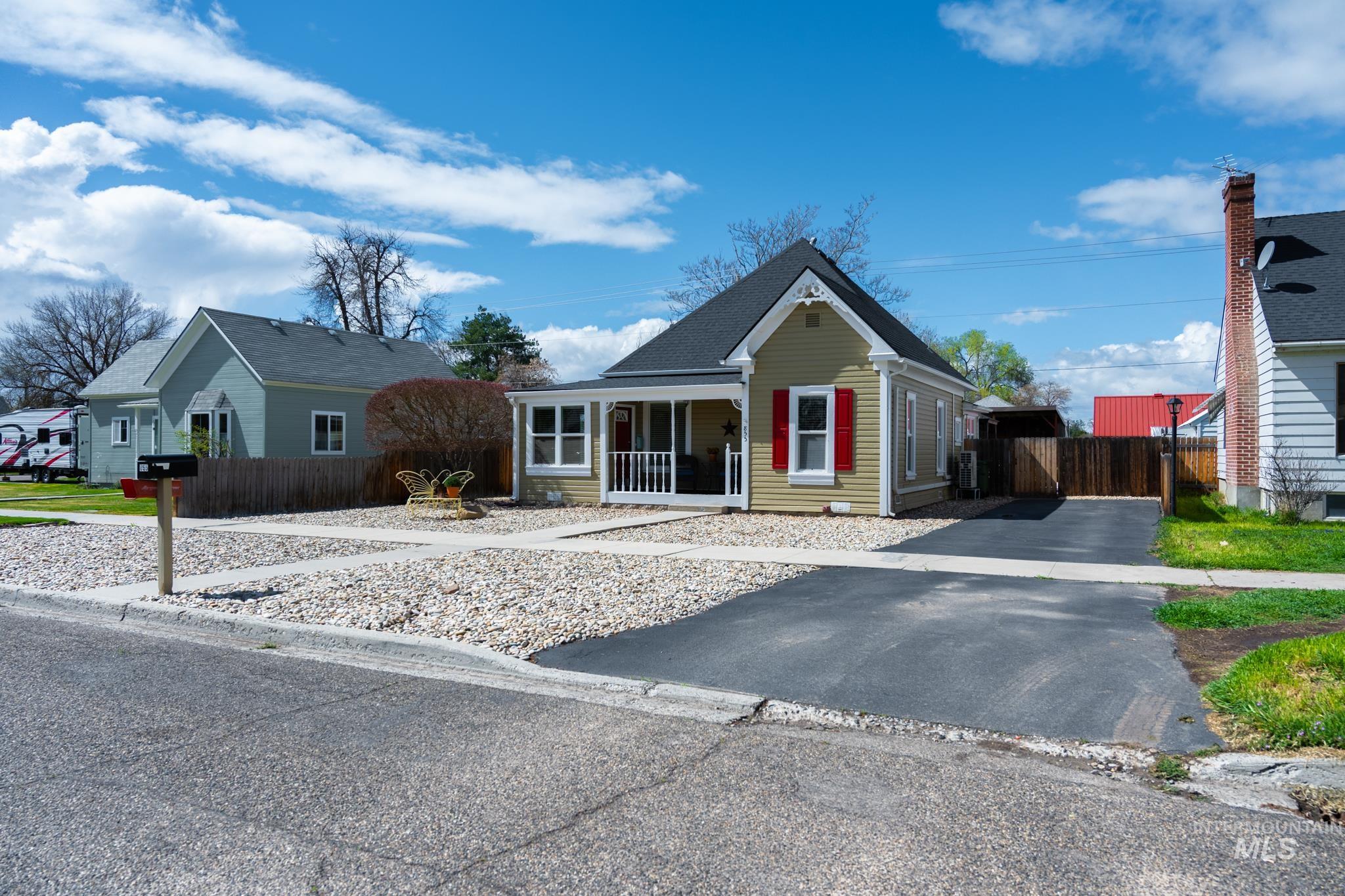 855 SW 3rd St., Ontario, Oregon 97914-0000, 3 Bedrooms, 1 Bathroom, Residential For Sale, Price $225,000, 98980861