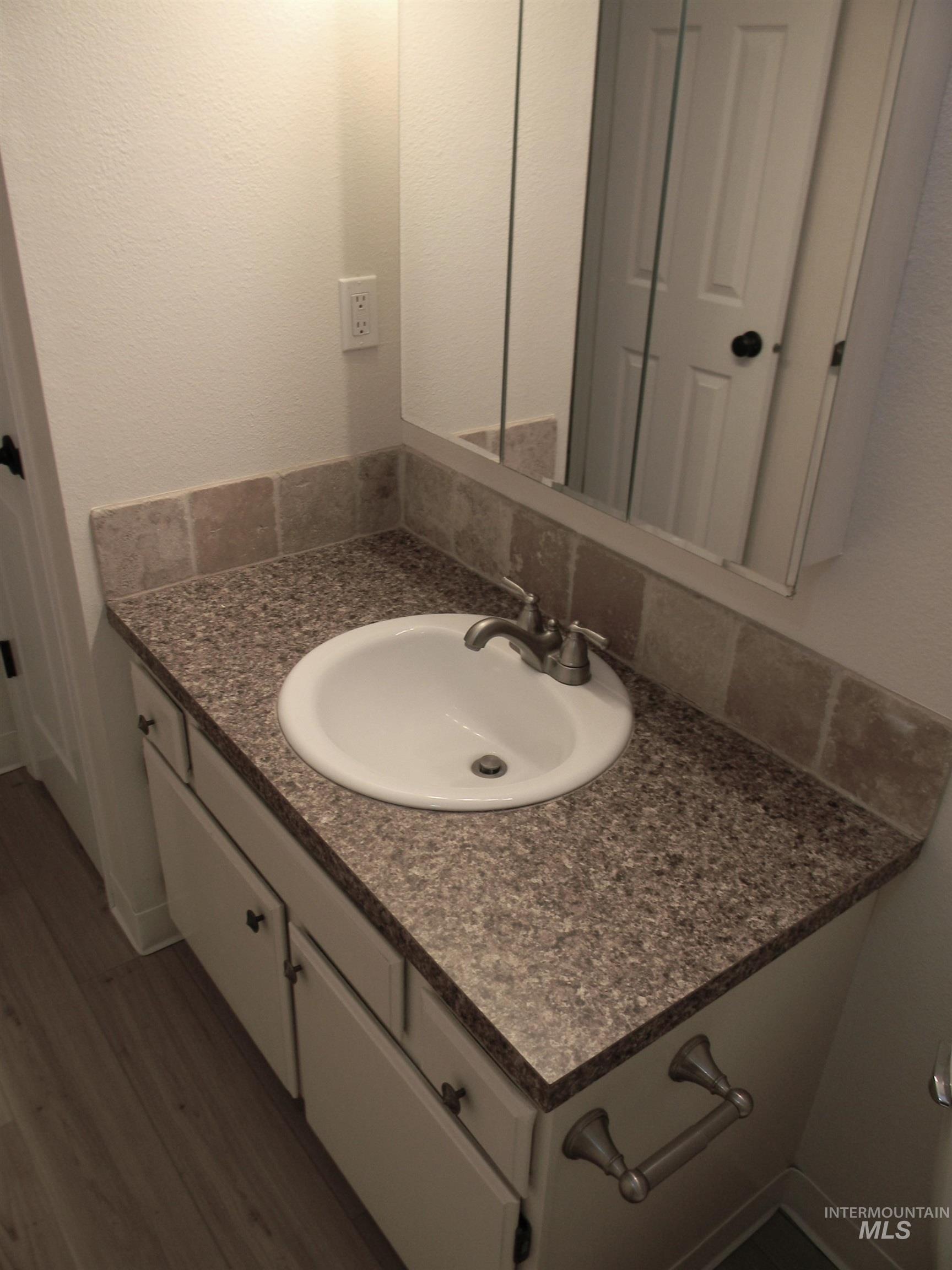 6817 W Maxwell Lane, Boise, Idaho 83704, 2 Bedrooms, 1.5 Bathrooms, Residential For Sale, Price $275,900, 98980870