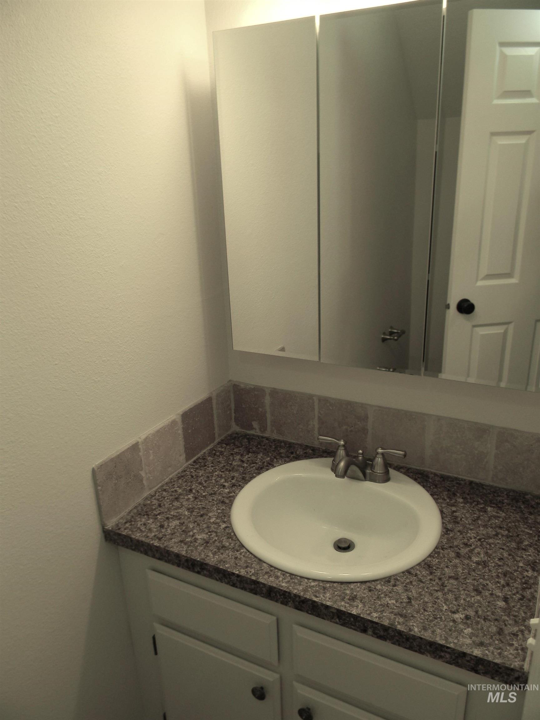 6817 W Maxwell Lane, Boise, Idaho 83704, 2 Bedrooms, 1.5 Bathrooms, Residential For Sale, Price $275,900, 98980870