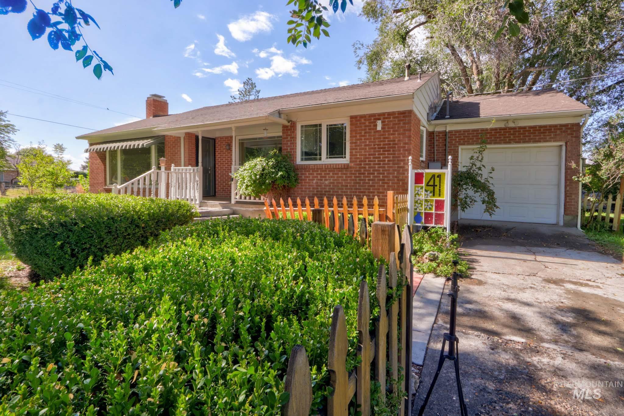 41 N Dorian Dr, Ontario, Oregon 97914, 3 Bedrooms, 2 Bathrooms, Residential For Sale, Price $300,000,MLS 98980880