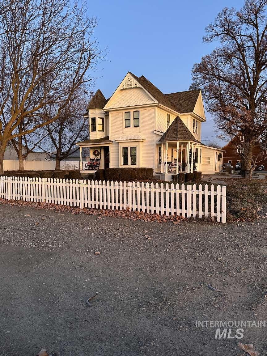 2090 E 1St St, Fruitland, Idaho 83619, 4 Bedrooms, 3 Bathrooms, Residential For Sale, Price $750,000,MLS 98980898