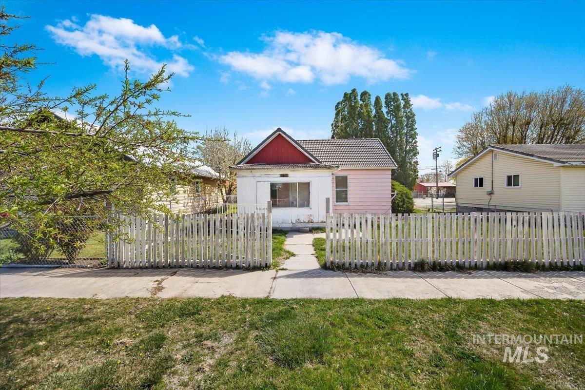 1411 Almo Ave, Burley, Idaho 83318, 2 Bedrooms, 1 Bathroom, Residential For Sale, Price $125,000, 98980910