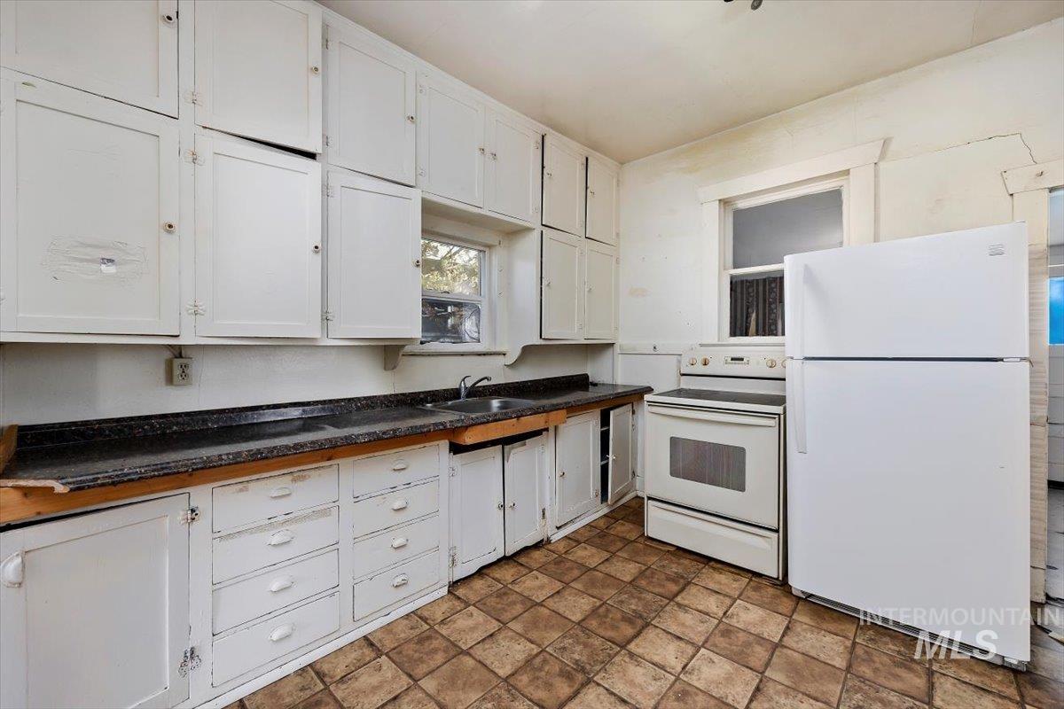 1411 Almo Ave, Burley, Idaho 83318, 2 Bedrooms, 1 Bathroom, Residential For Sale, Price $125,000, 98980910