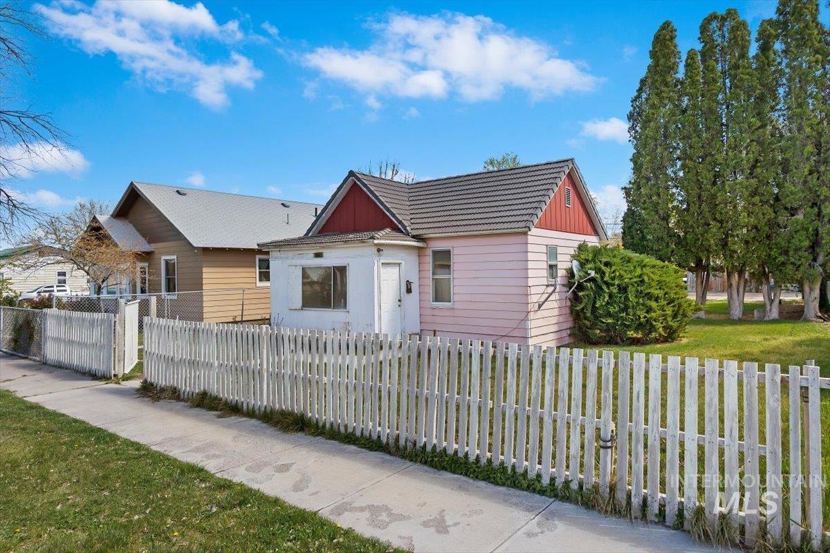 1411 Almo Ave, Burley, Idaho 83318, 2 Bedrooms, 1 Bathroom, Residential For Sale, Price $125,000, 98980910