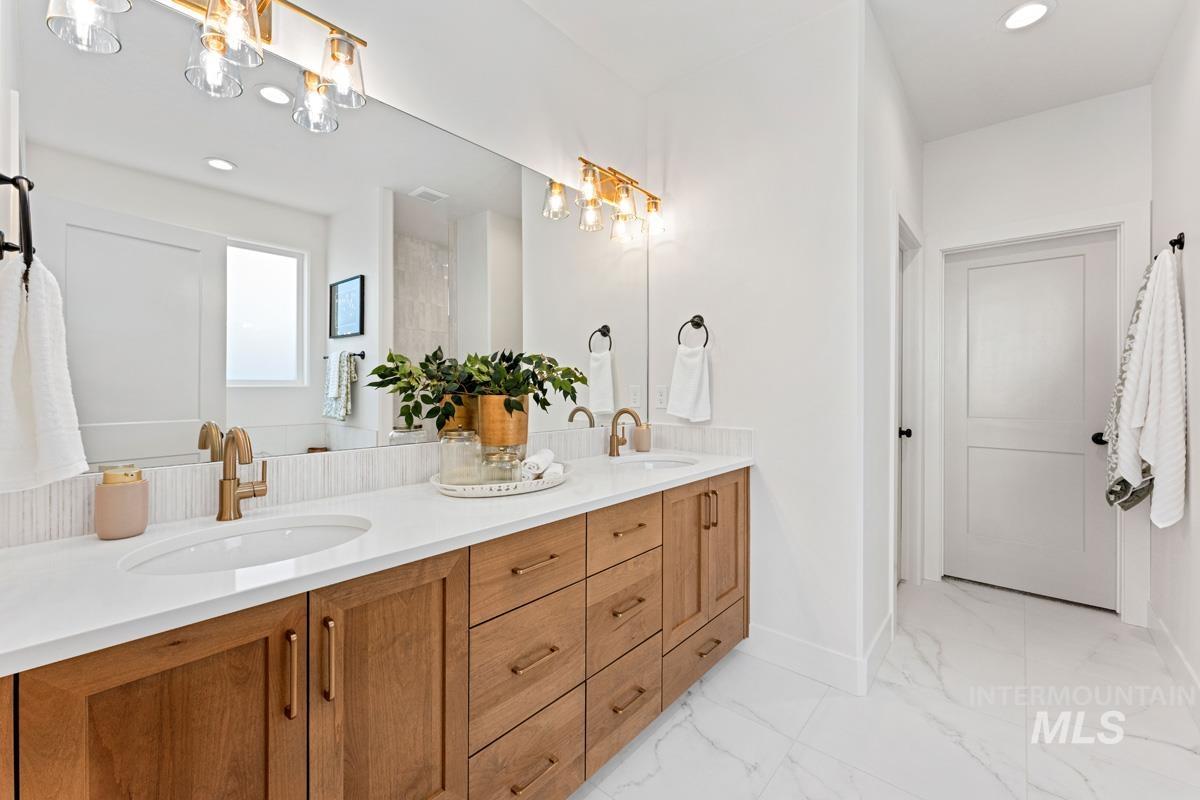 13374 N Spring Creek Way, Boise, Idaho 83714, 5 Bedrooms, 3.5 Bathrooms, Residential For Sale, Price $913,537,MLS 98980921