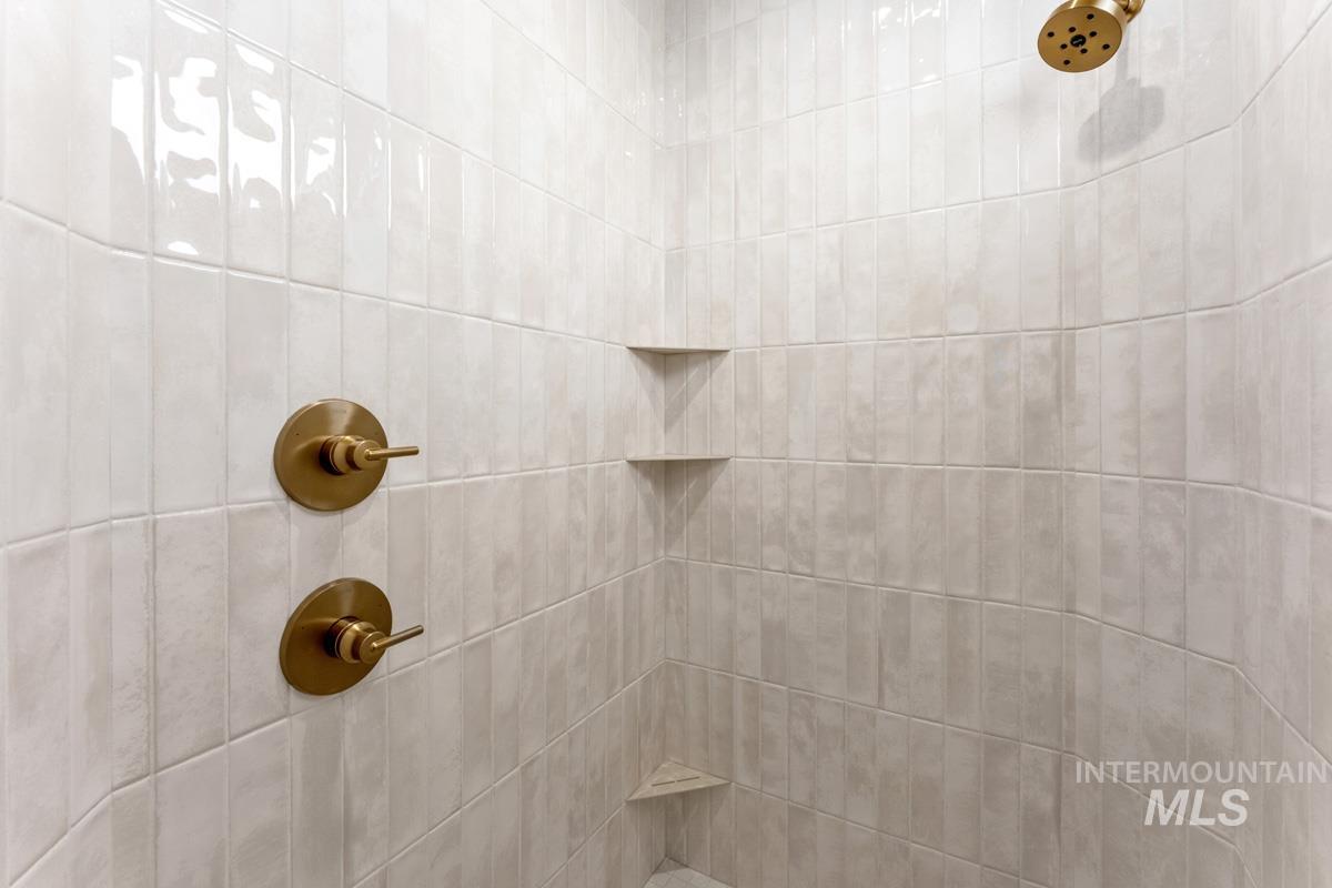 13374 N Spring Creek Way, Boise, Idaho 83714, 5 Bedrooms, 3.5 Bathrooms, Residential For Sale, Price $913,537,MLS 98980921