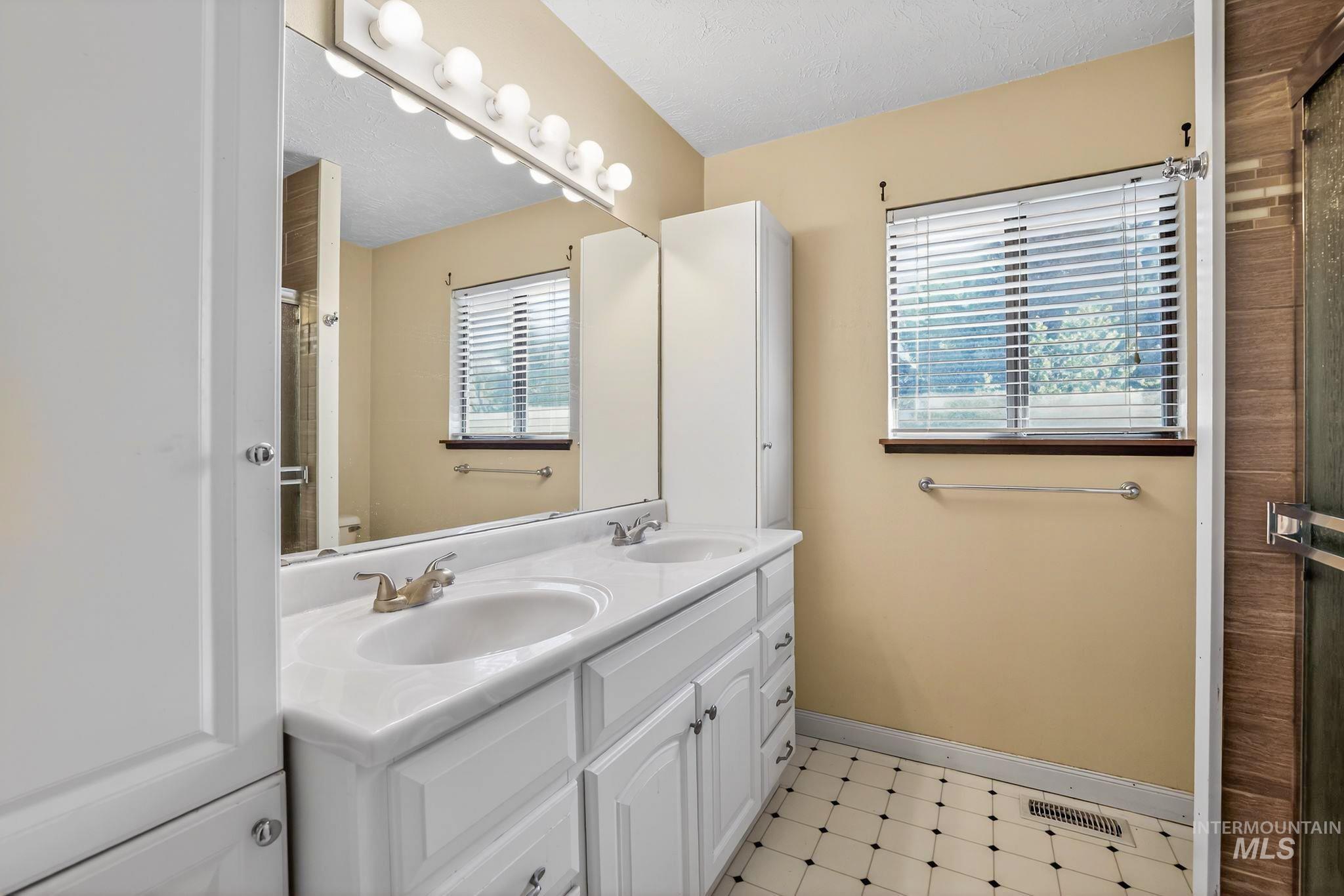 10073 W Westview Dr., Boise, Idaho 83704, 5 Bedrooms, 2.5 Bathrooms, Residential For Sale, Price $569,999, 98980927