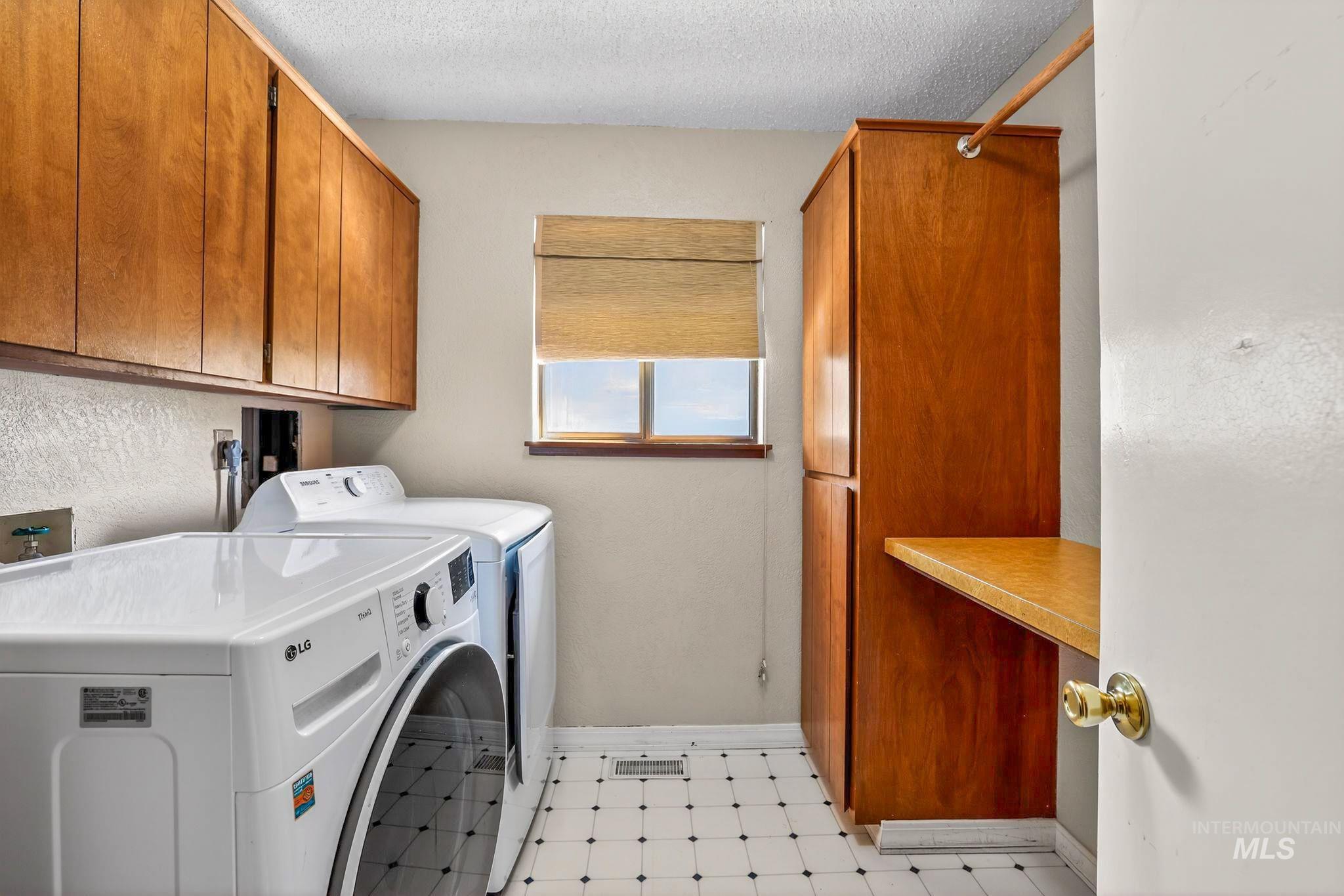 10073 W Westview Dr., Boise, Idaho 83704, 5 Bedrooms, 2.5 Bathrooms, Residential For Sale, Price $569,999, 98980927