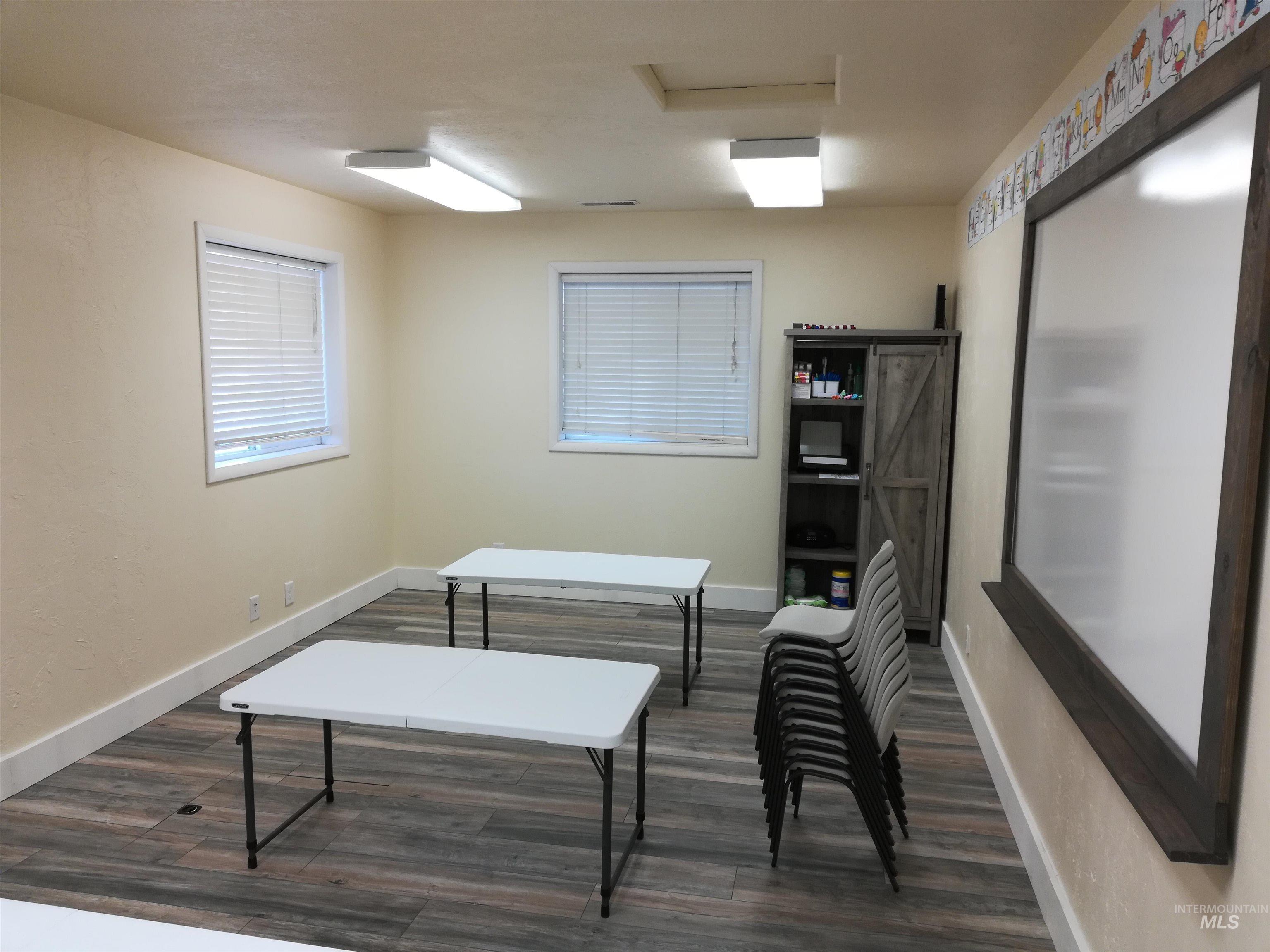 401 Filer Avenue, Twin Falls, Idaho 83301, 3 Rooms, Business/Commercial For Sale, Price $299,999, 98980947