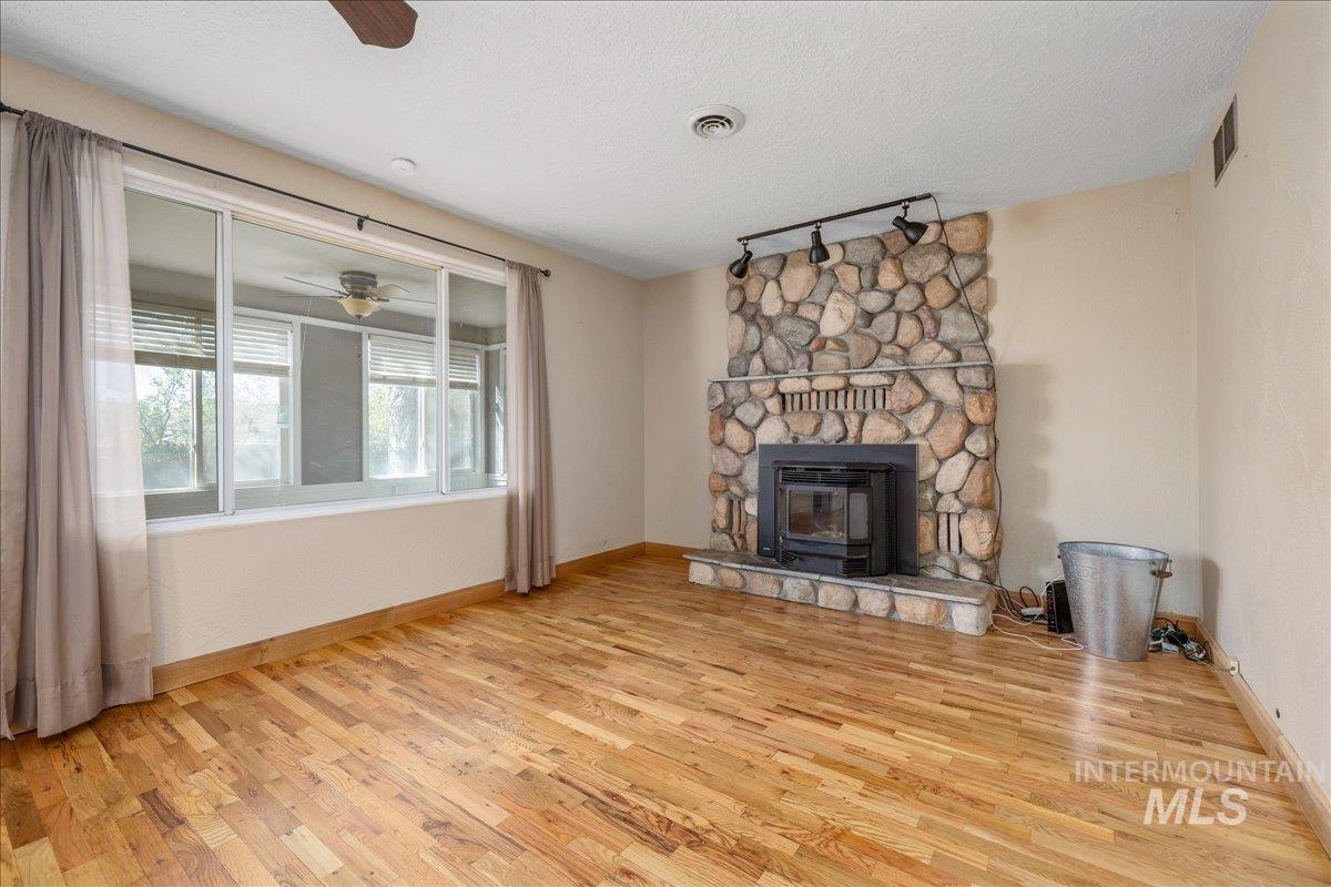 3002 Frozen Dog Rd, Emmett, Idaho 83617-9168, 3 Bedrooms, 3 Bathrooms, Residential For Sale, Price $549,000,MLS 98980948