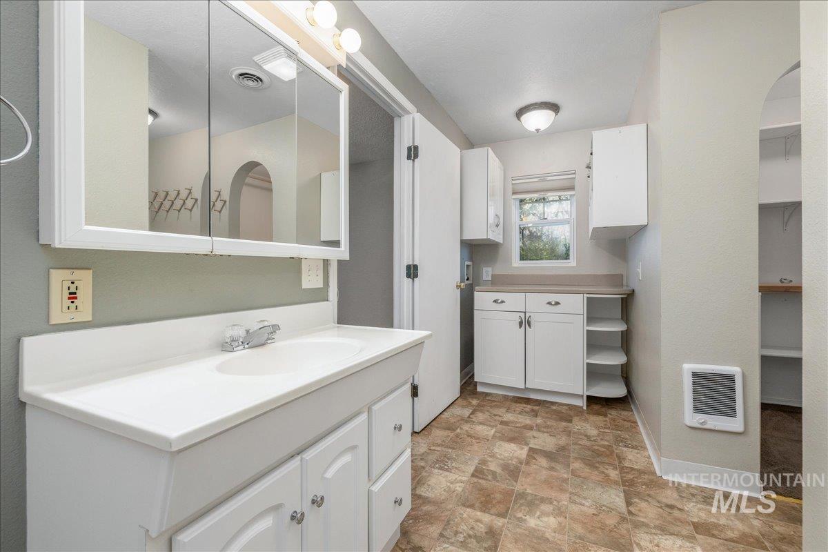 3002 Frozen Dog Rd, Emmett, Idaho 83617-9168, 3 Bedrooms, 3 Bathrooms, Residential For Sale, Price $549,000,MLS 98980948