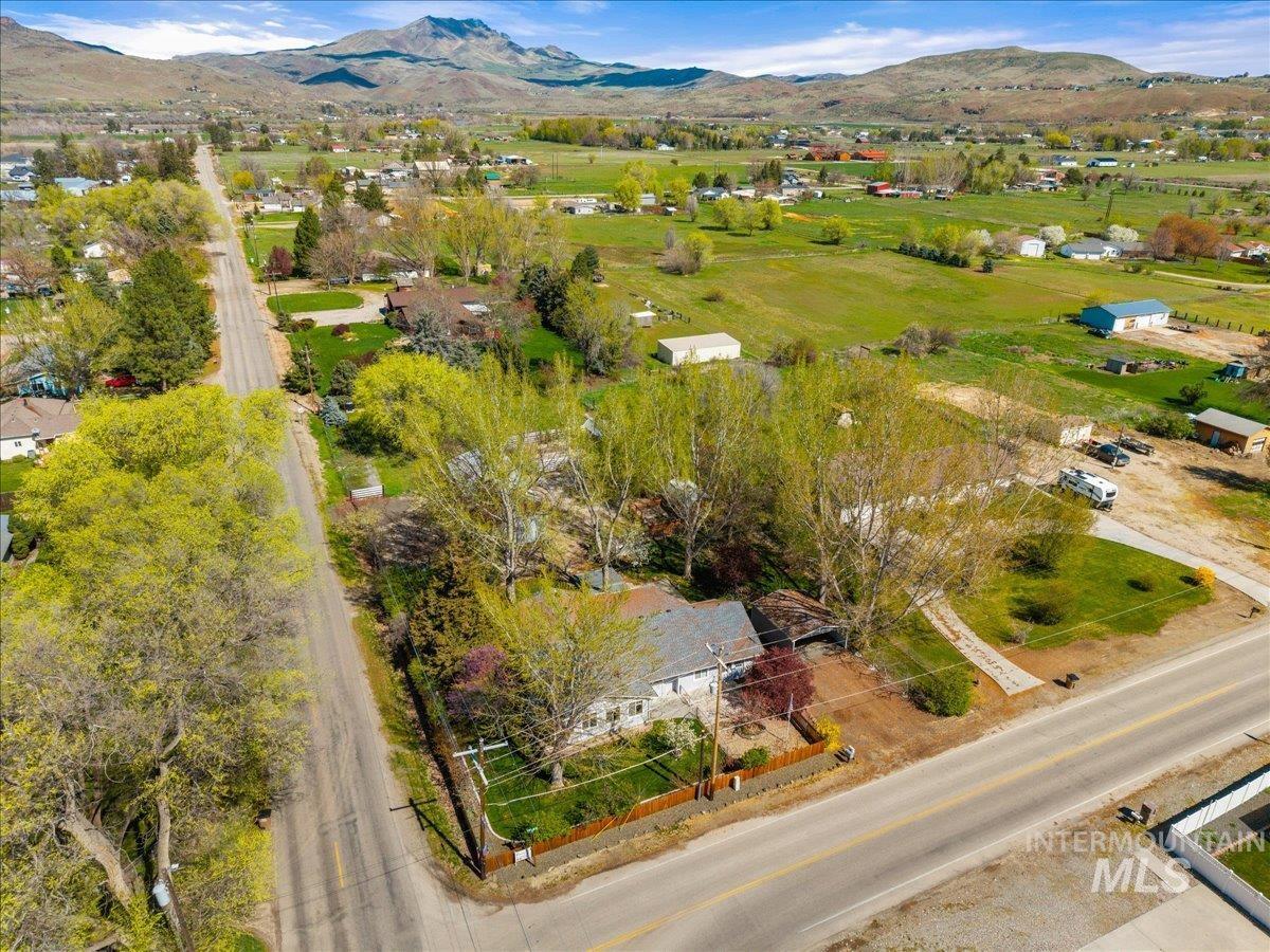 3002 Frozen Dog Rd, Emmett, Idaho 83617-9168, 3 Bedrooms, 3 Bathrooms, Residential For Sale, Price $549,000,MLS 98980948