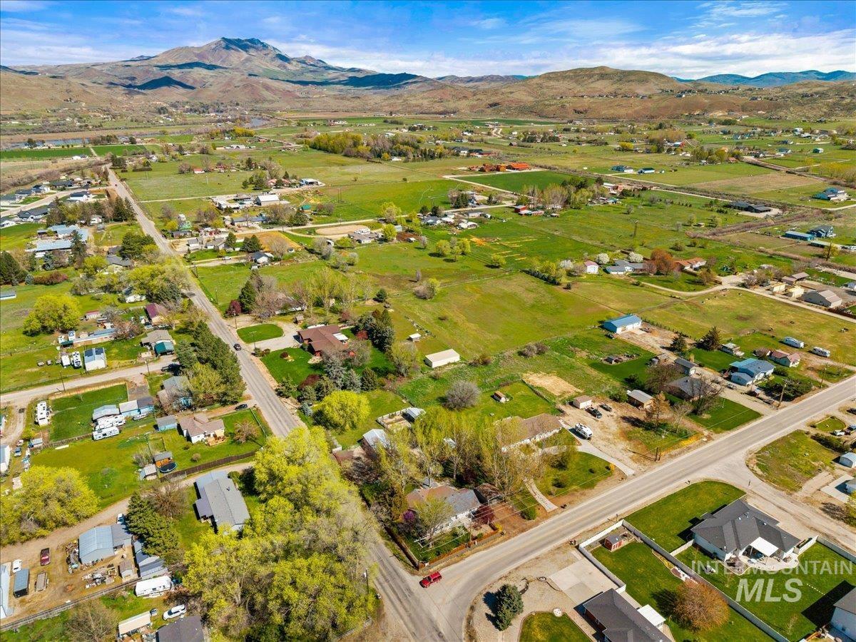 3002 Frozen Dog Rd, Emmett, Idaho 83617-9168, 3 Bedrooms, 3 Bathrooms, Residential For Sale, Price $549,000,MLS 98980948