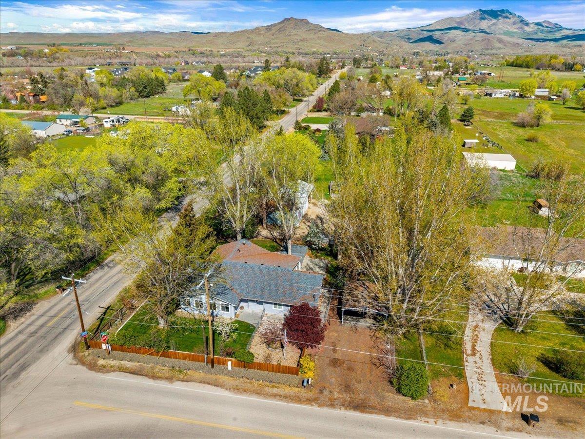 3002 Frozen Dog Rd, Emmett, Idaho 83617-9168, 3 Bedrooms, 3 Bathrooms, Residential For Sale, Price $549,000,MLS 98980948