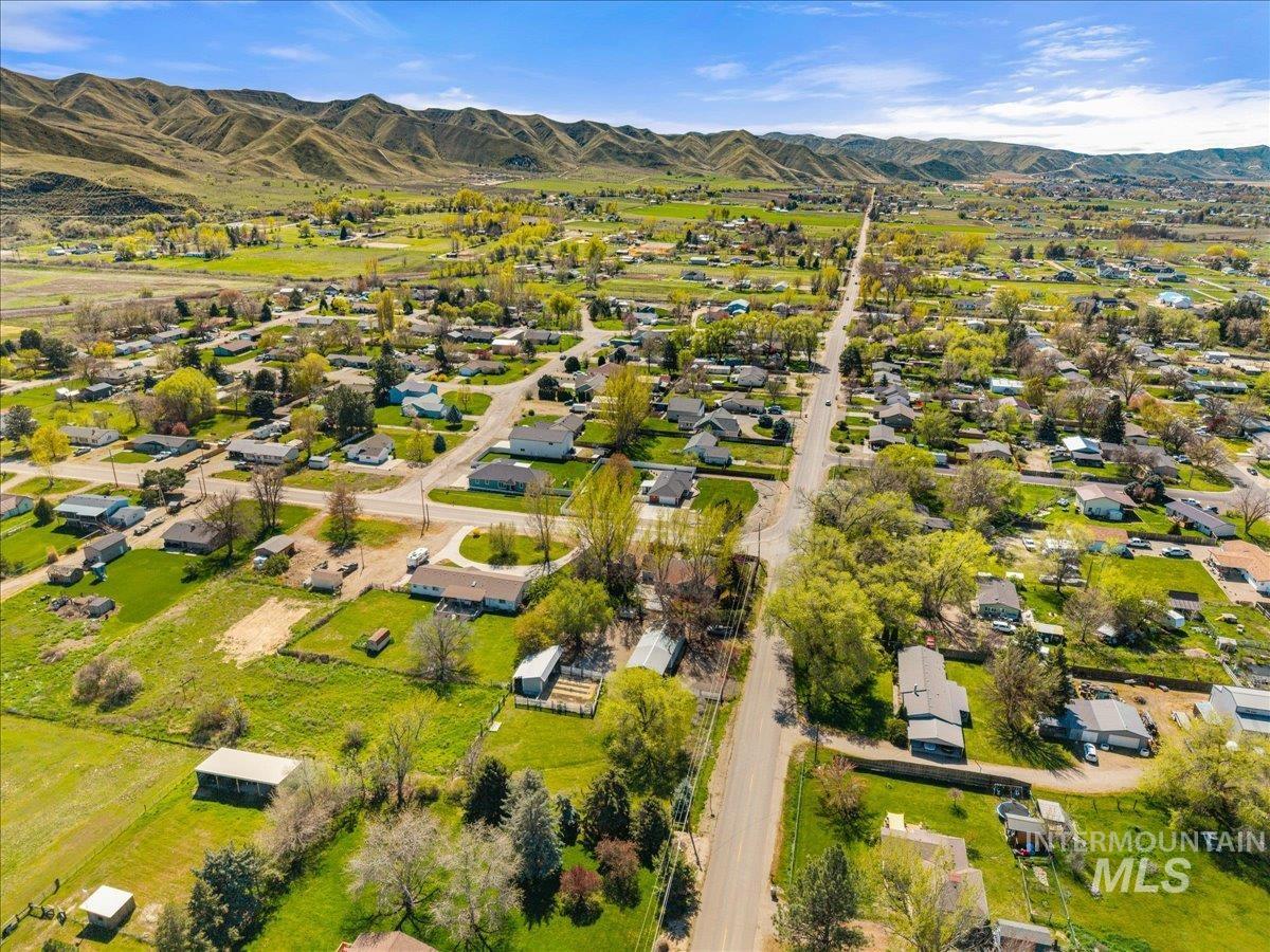 3002 Frozen Dog Rd, Emmett, Idaho 83617-9168, 3 Bedrooms, 3 Bathrooms, Residential For Sale, Price $525,000,MLS 98980948