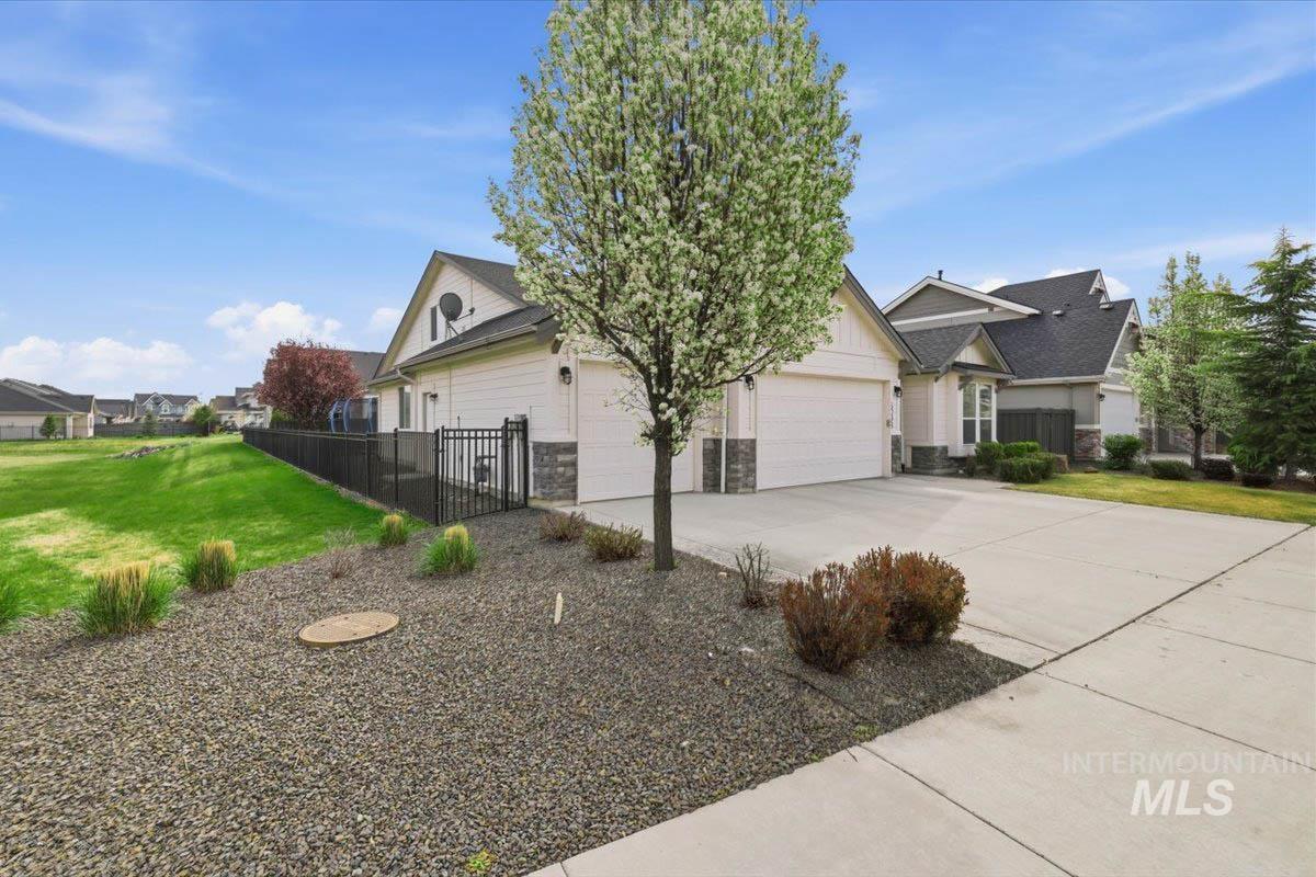6098 Palatino Way, Meridian, Idaho 83642, 5 Bedrooms, 3 Bathrooms, Residential For Sale, Price $734,000,MLS 98980950