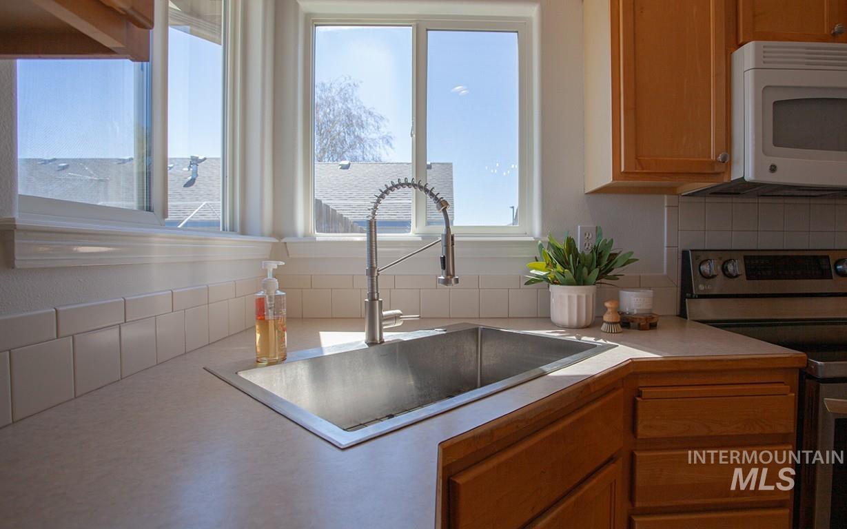 3121 Ray Ave, Caldwell, Idaho 83605, 3 Bedrooms, 2.5 Bathrooms, Residential For Sale, Price $359,900, 98980955