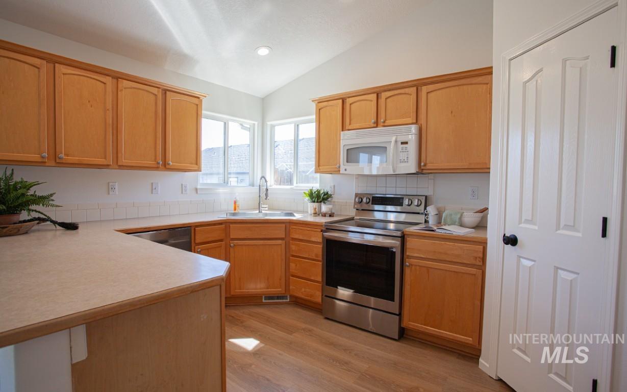 3121 Ray Ave, Caldwell, Idaho 83605, 3 Bedrooms, 2.5 Bathrooms, Residential For Sale, Price $359,900, 98980955