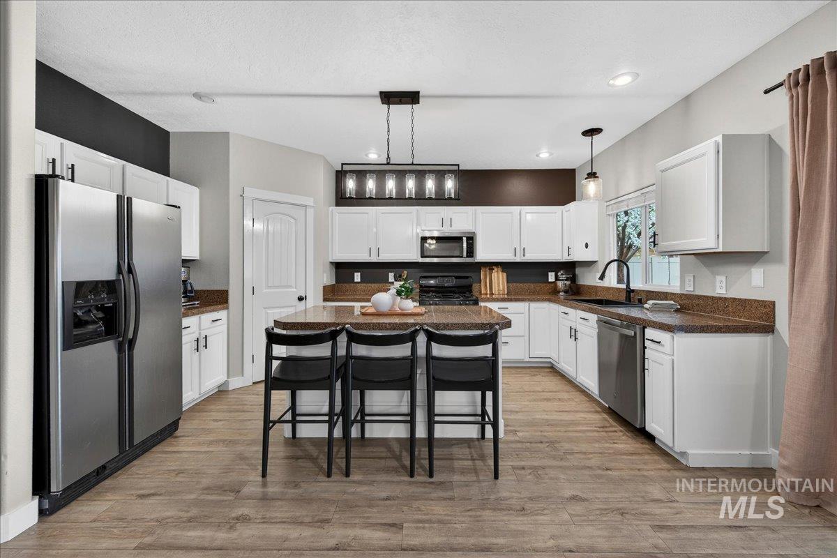 1826 N Henderson Ave, Meridian, Idaho 83646, 4 Bedrooms, 3 Bathrooms, Residential For Sale, Price $619,900, 98980956